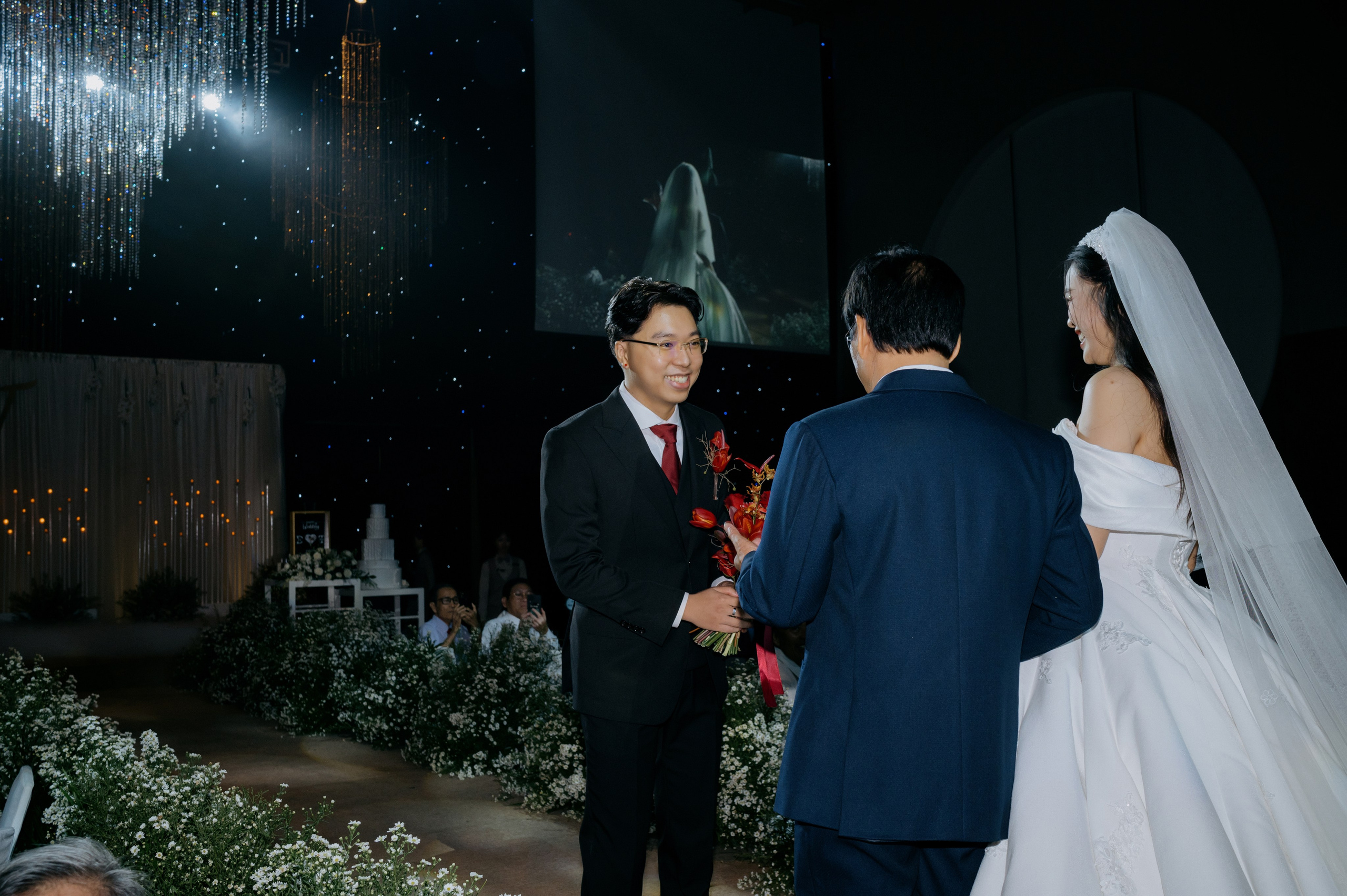DAT & TU / Wedding Party. Saigon Wedding Present | Art Beyond Moments