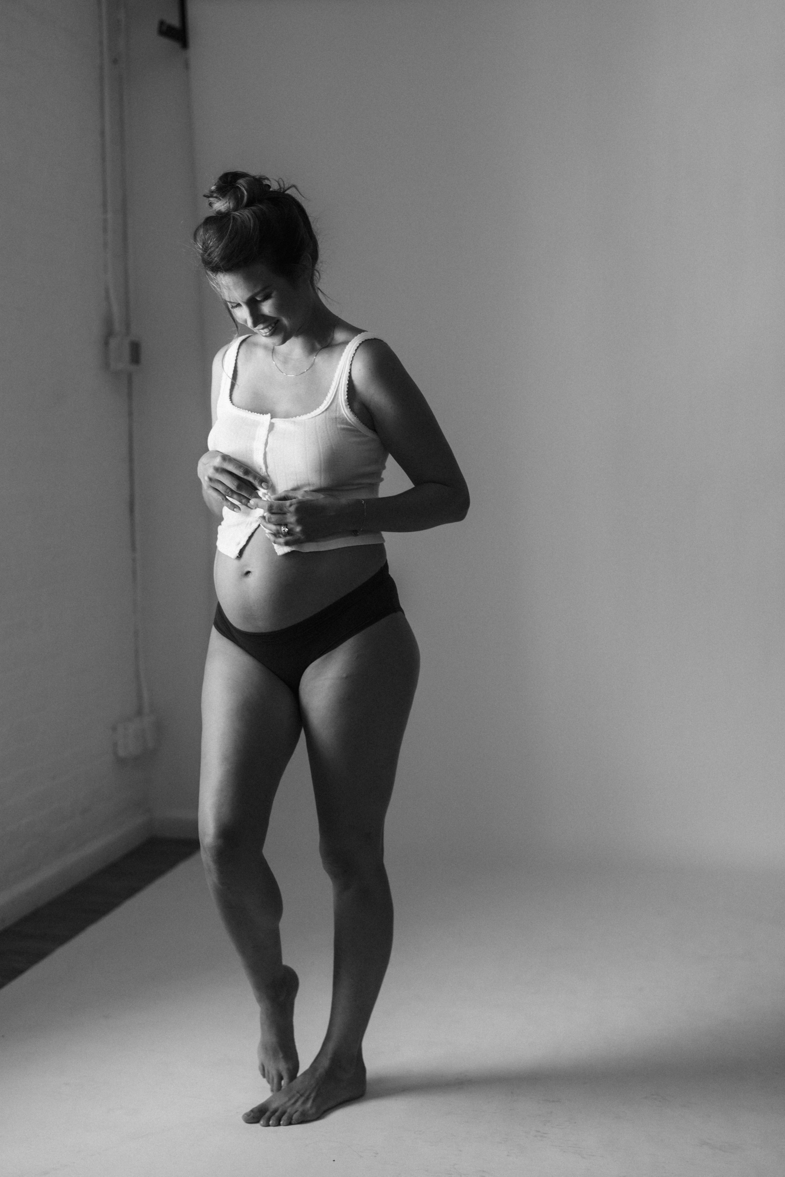 Kathleen. Modern maternity photographer in Long Island New York