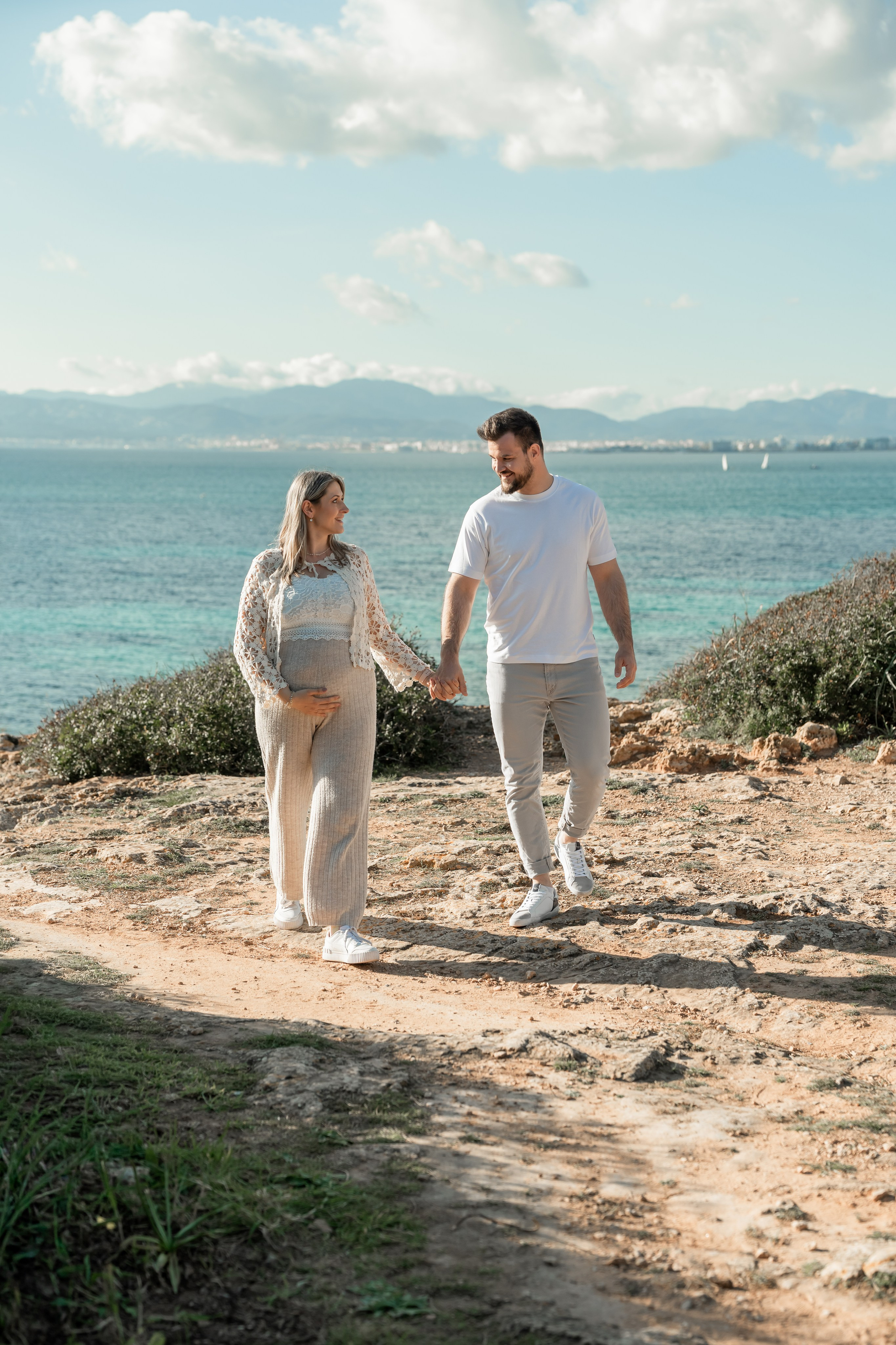 Schwangerschaftsshooting am Meer. Deine Fotografin auf Mallorca für Familien und Business