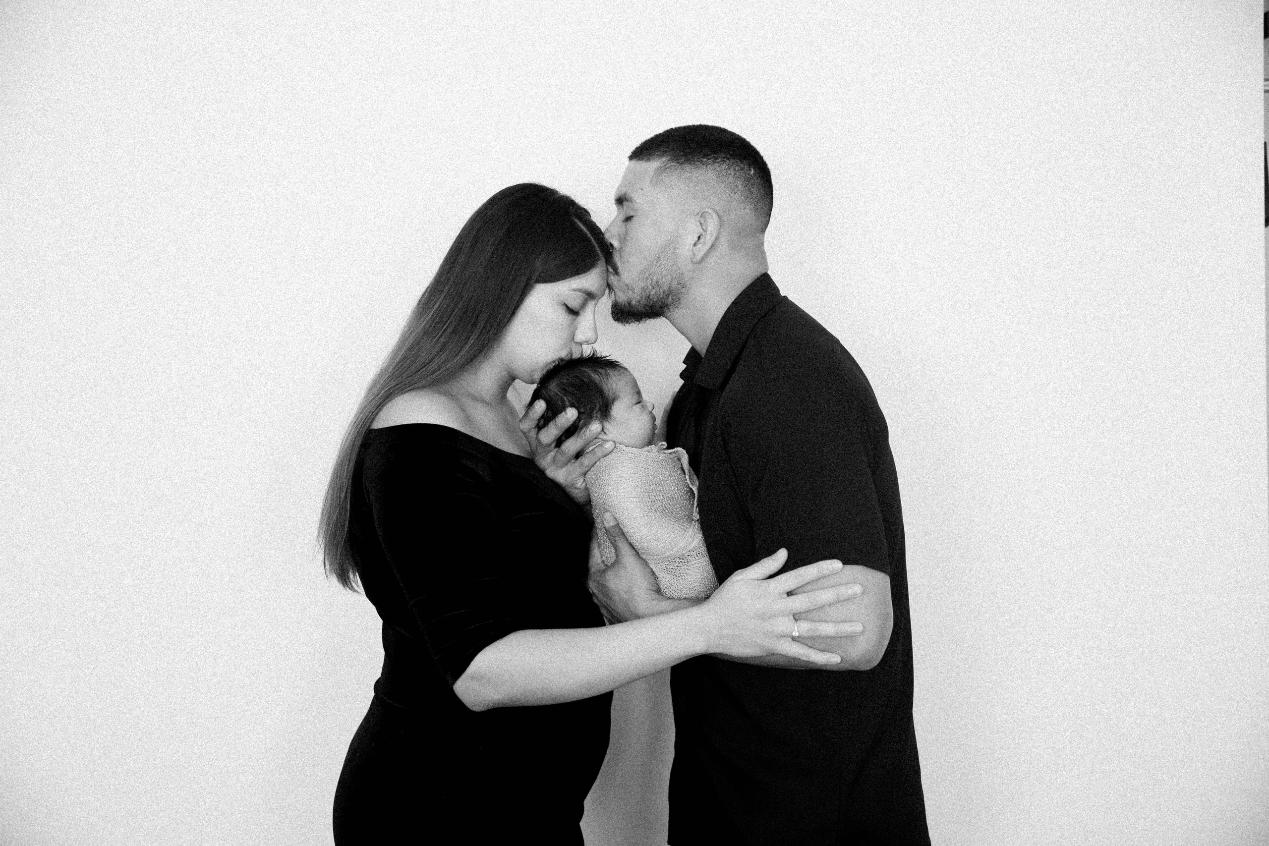 Maternity Photos — Isabel — Harold — Studio Photos. Fotografía accesible en Calgary