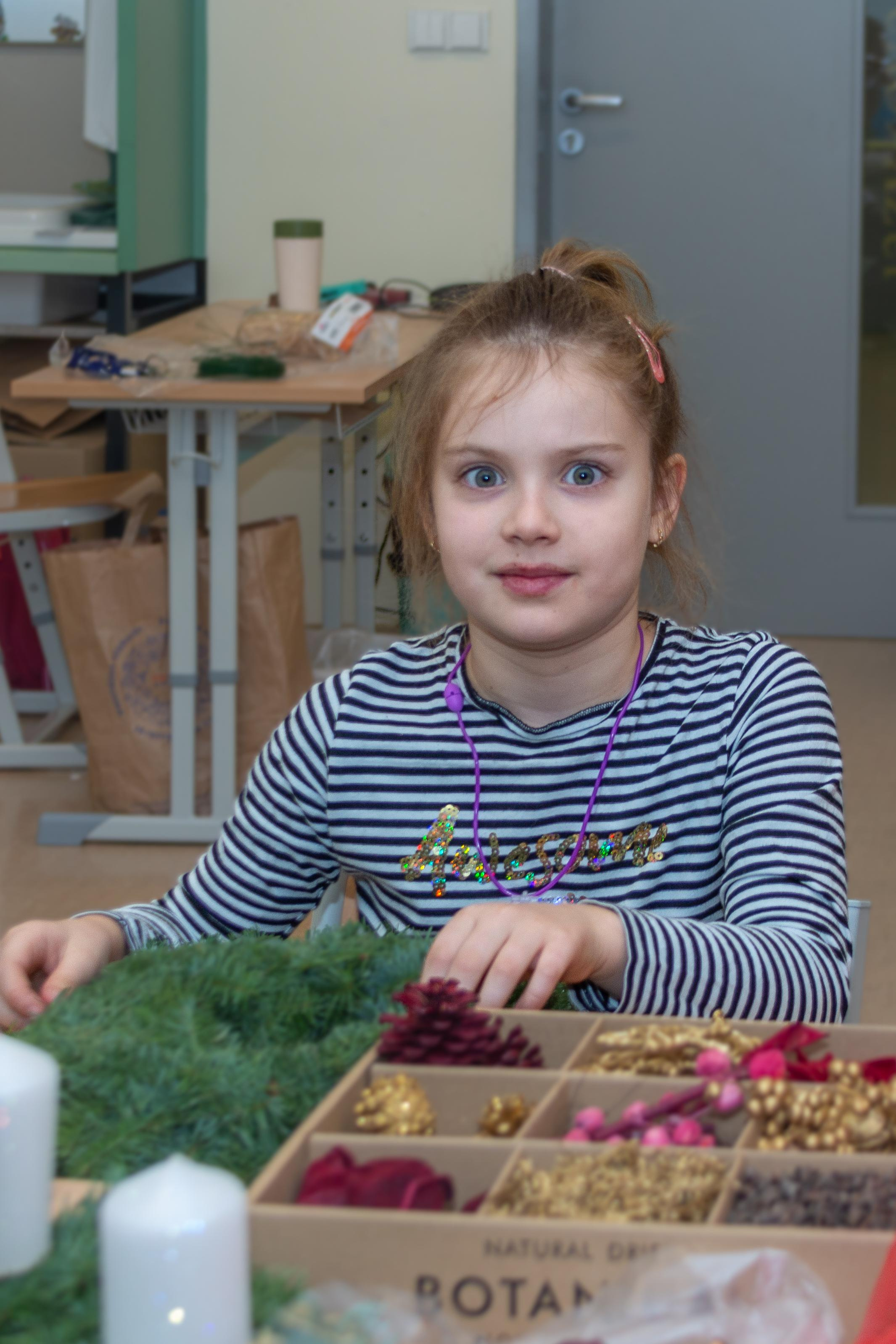 Christmas Wreath Decoration at School. Kiki-Niki-Cha! Learn, play, and discover with us!