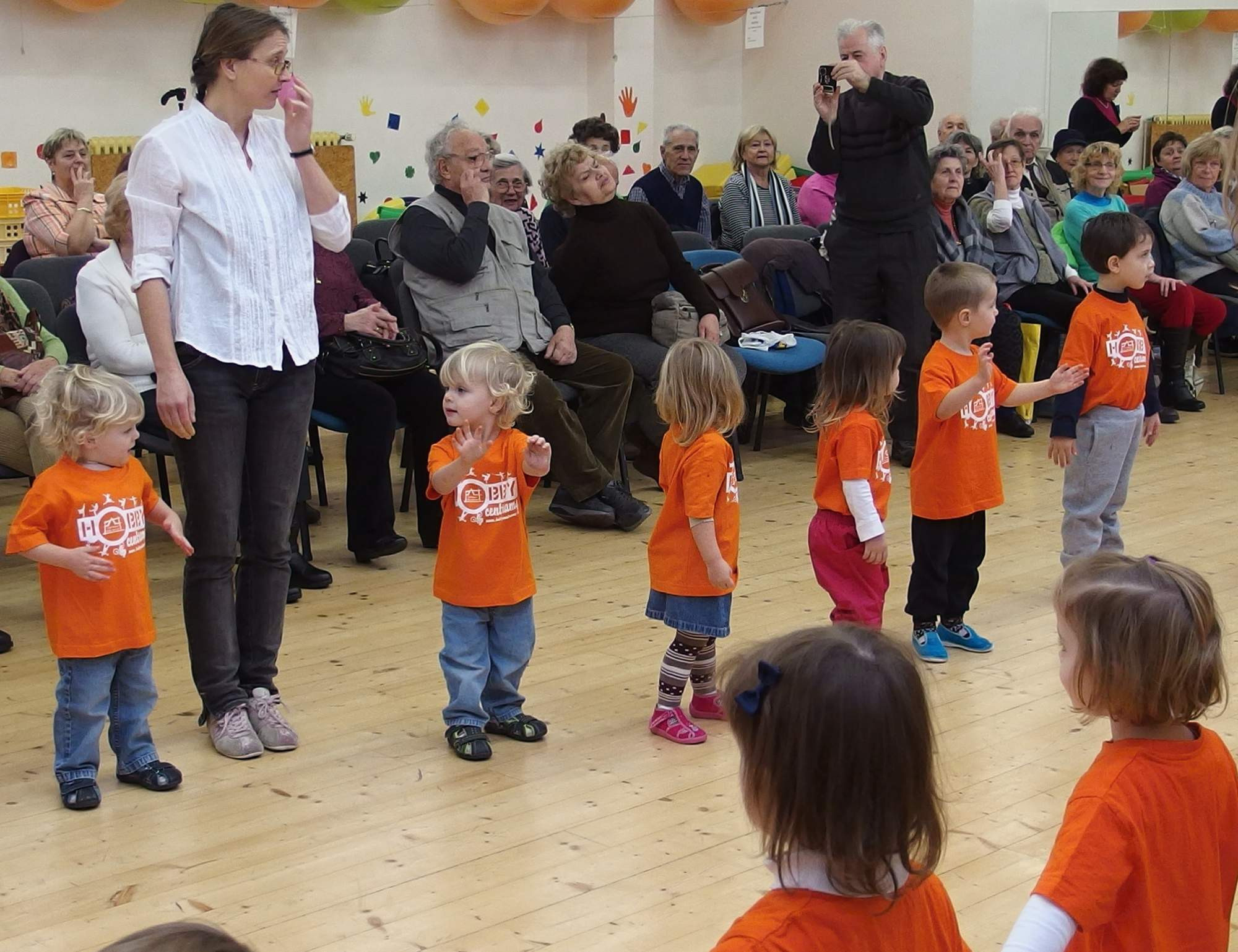 Vystoupení pro seniory. Kiki-Niki-Cha! Learn, play, and discover with us!