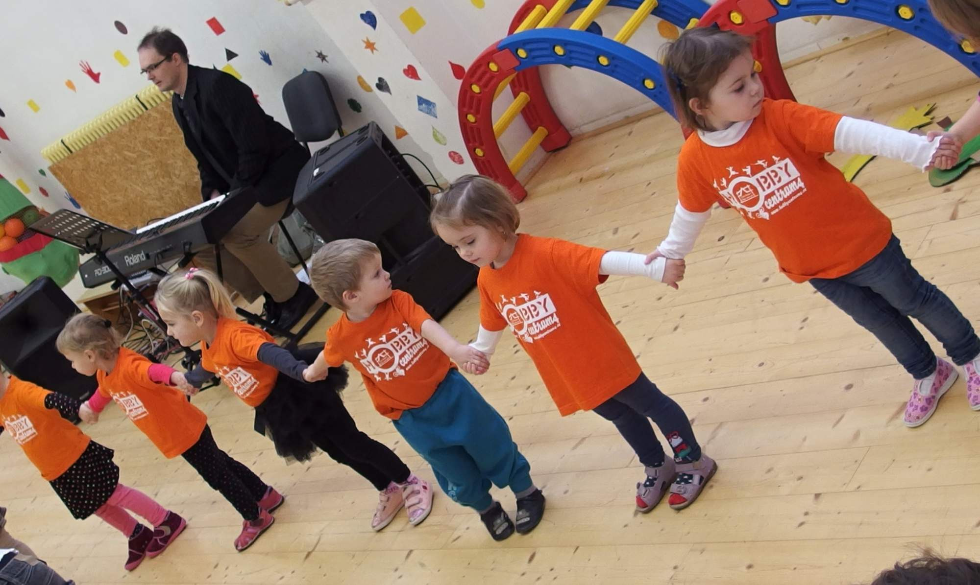 Vystoupení pro seniory. Kiki-Niki-Cha! Learn, play, and discover with us!