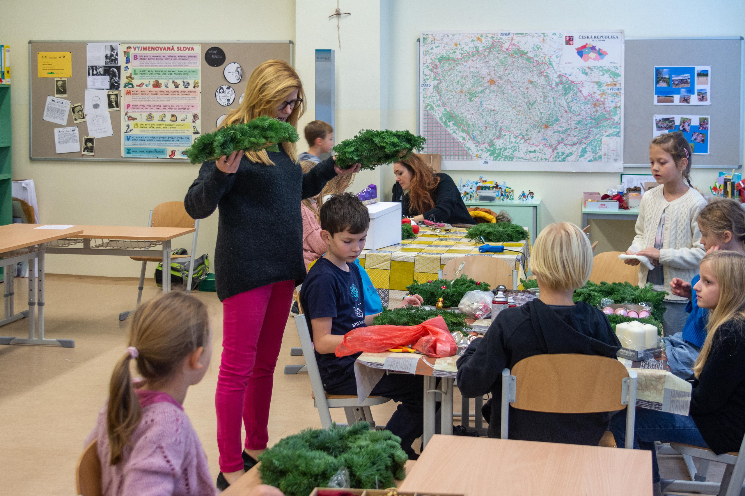 Christmas Wreath Decoration at School. Kiki-Niki-Cha! Learn, play, and discover with us!
