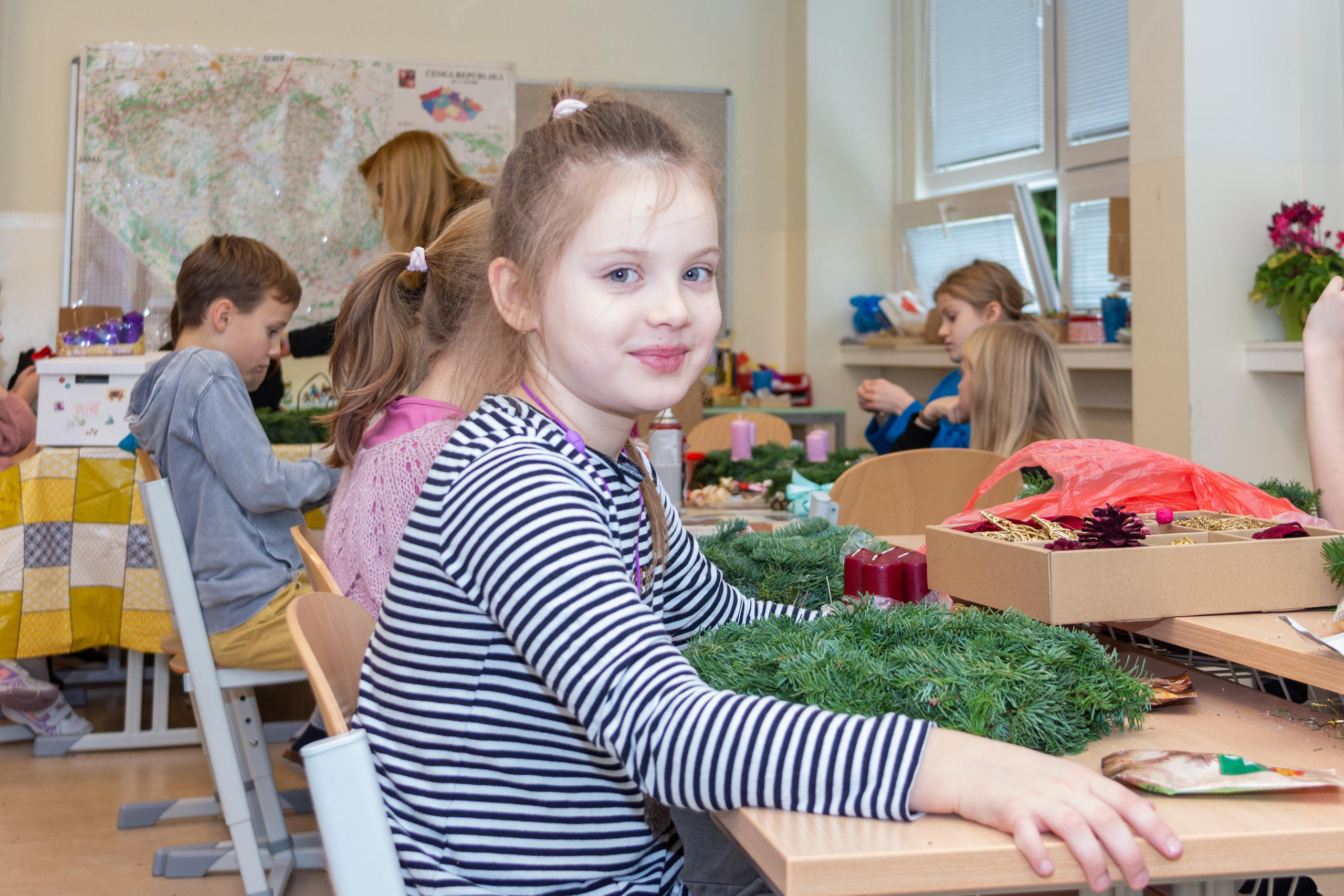 Christmas Wreath Decoration at School. Kiki-Niki-Cha! Learn, play, and discover with us!