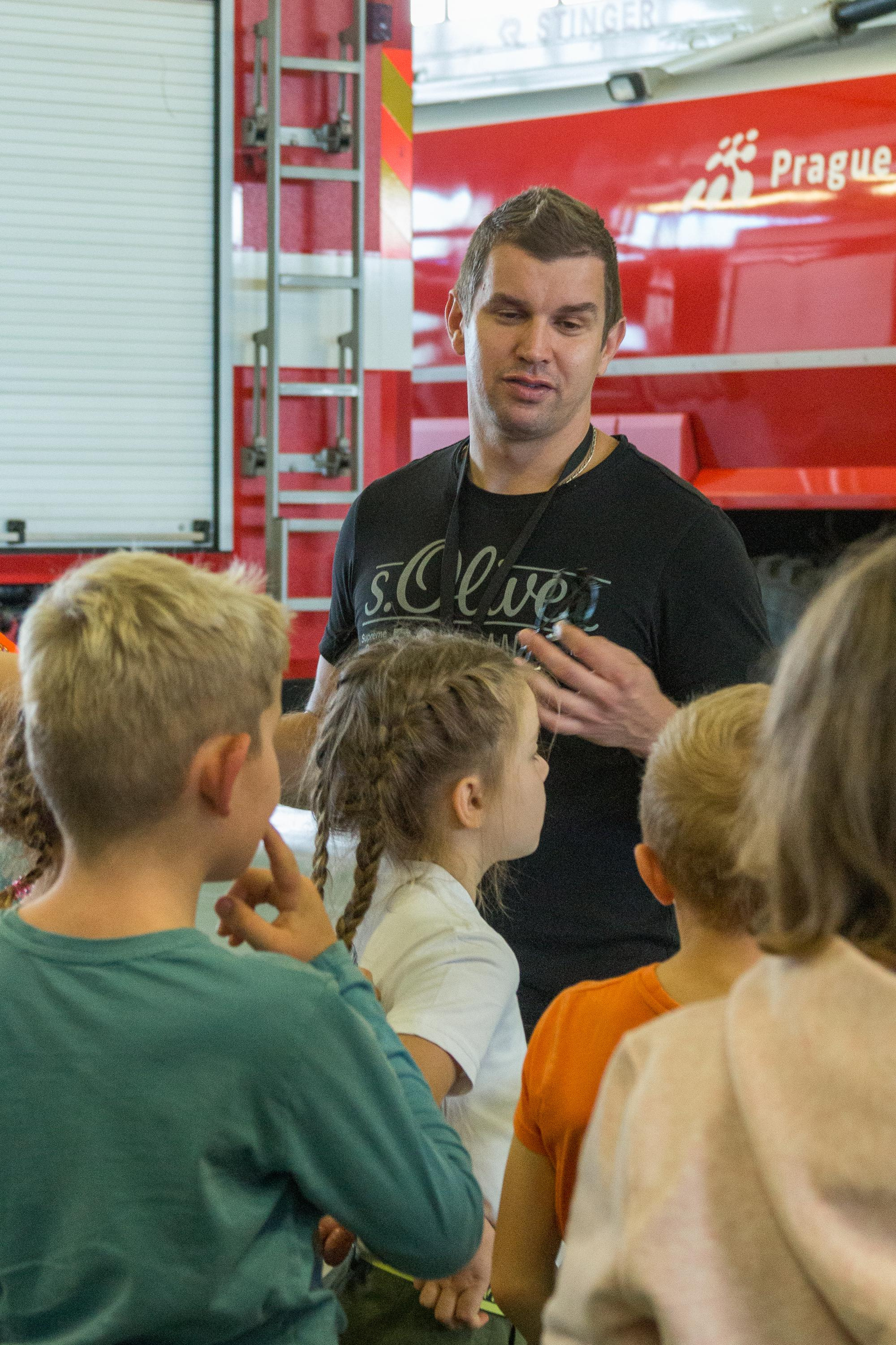 Airport Tour, Vaclav Havel Airport Prague, Ruzyne. Kiki-Niki-Cha! Learn, play, and discover with us!