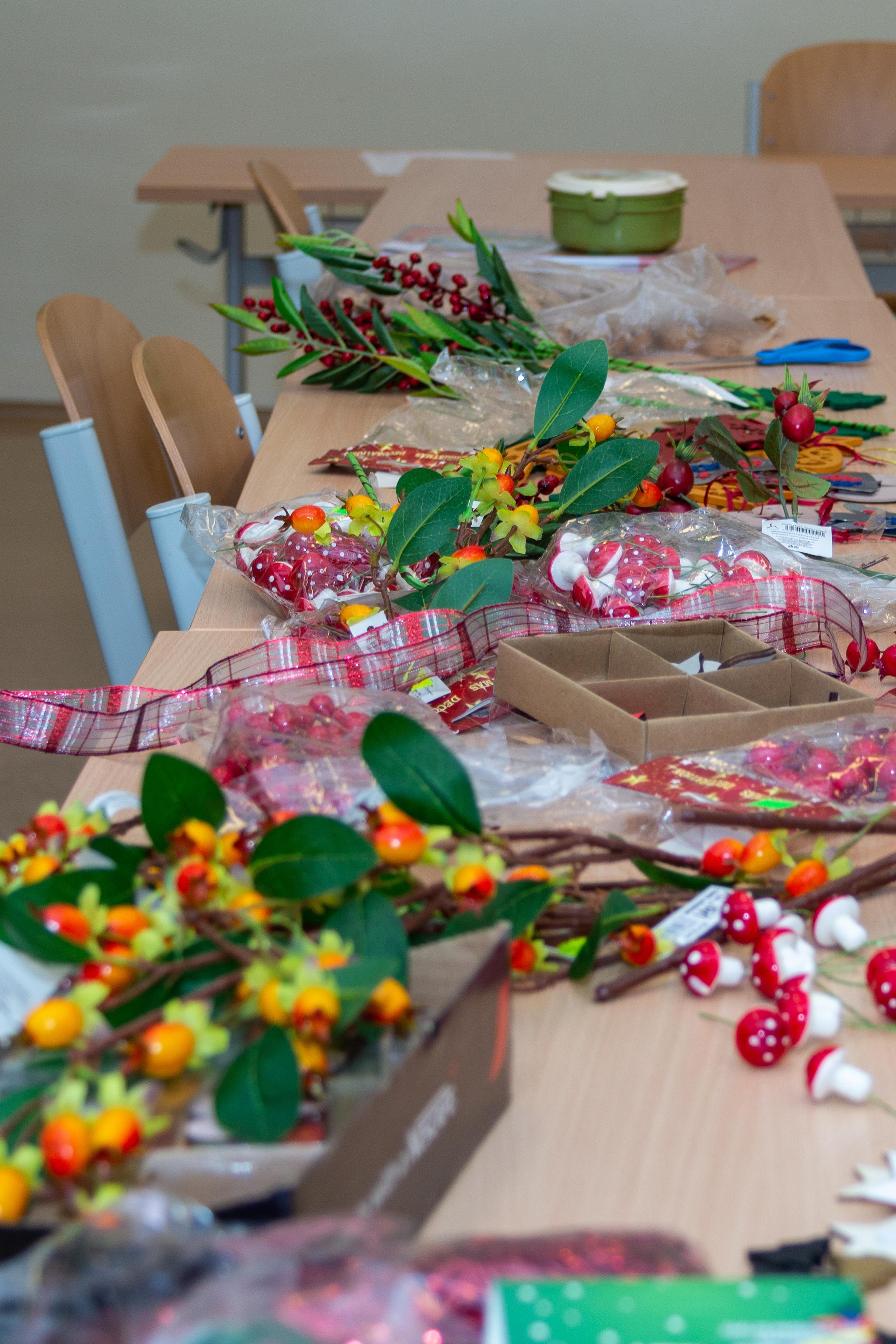 Christmas Wreath Decoration at School. Kiki-Niki-Cha! Learn, play, and discover with us!