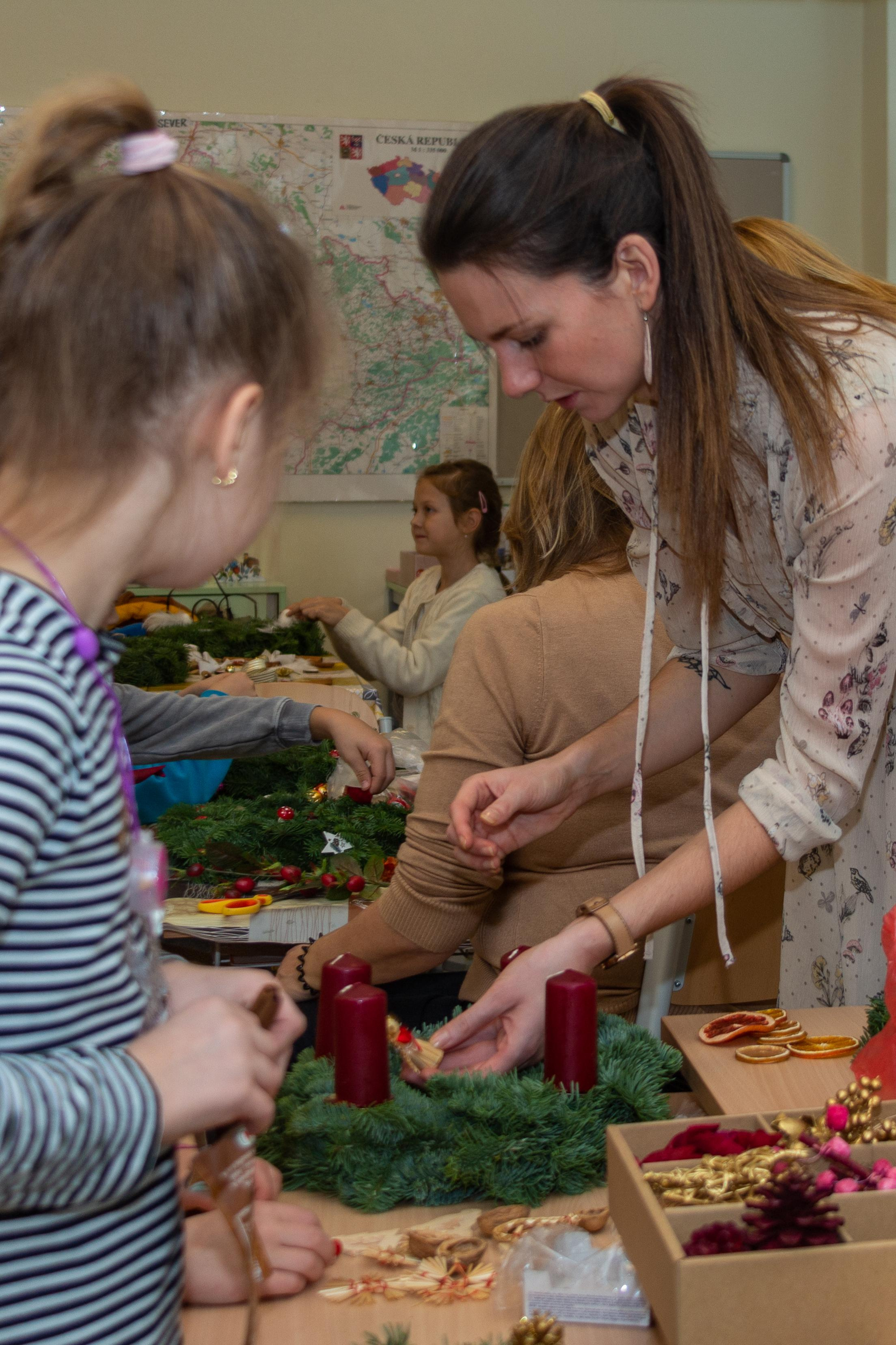 Christmas Wreath Decoration at School. Kiki-Niki-Cha! Learn, play, and discover with us!