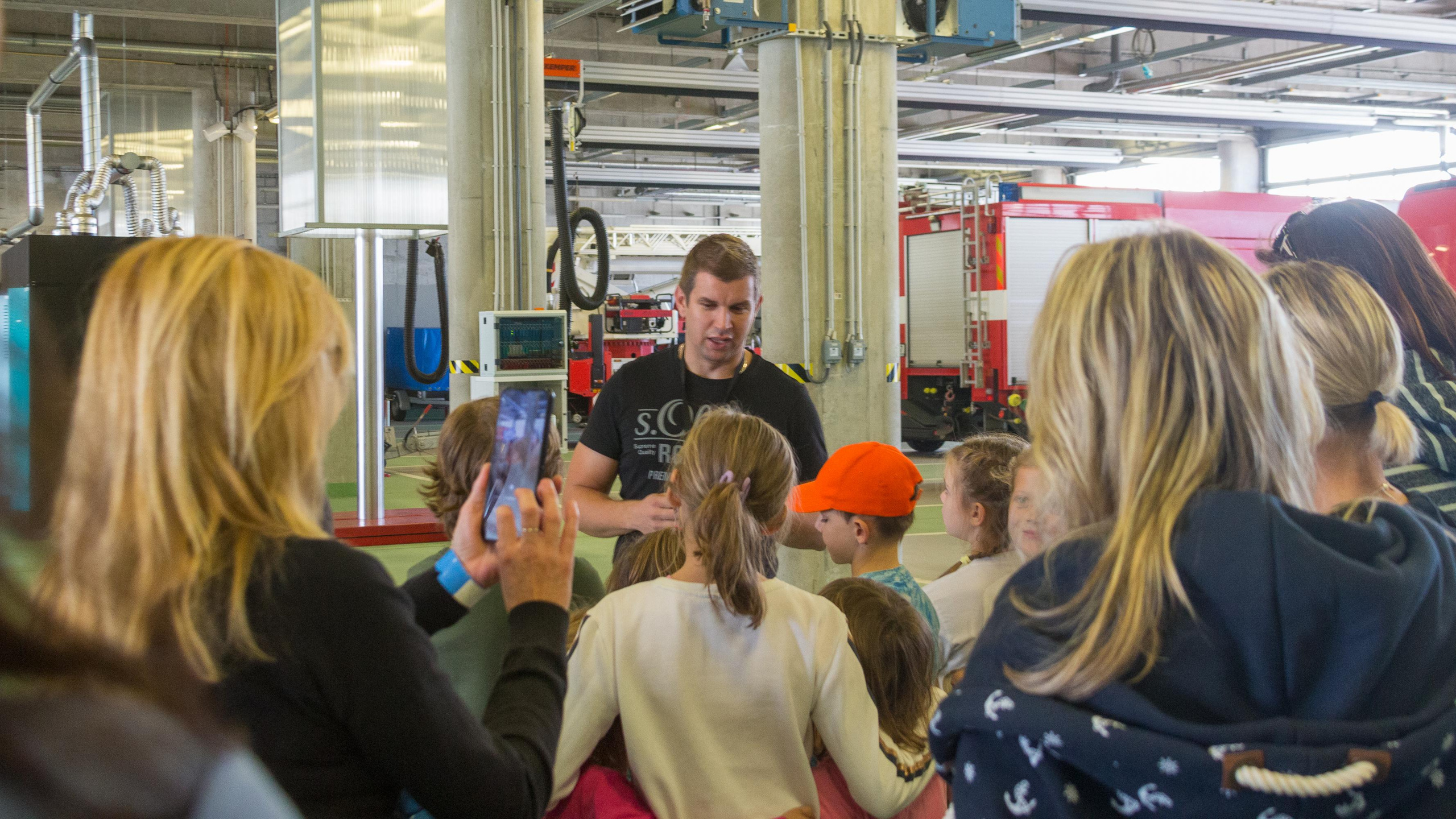 Airport Tour, Vaclav Havel Airport Prague, Ruzyne. Kiki-Niki-Cha! Learn, play, and discover with us!