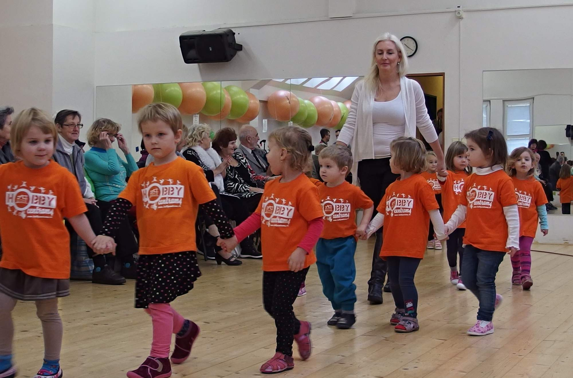 Vystoupení pro seniory. Kiki-Niki-Cha! Learn, play, and discover with us!