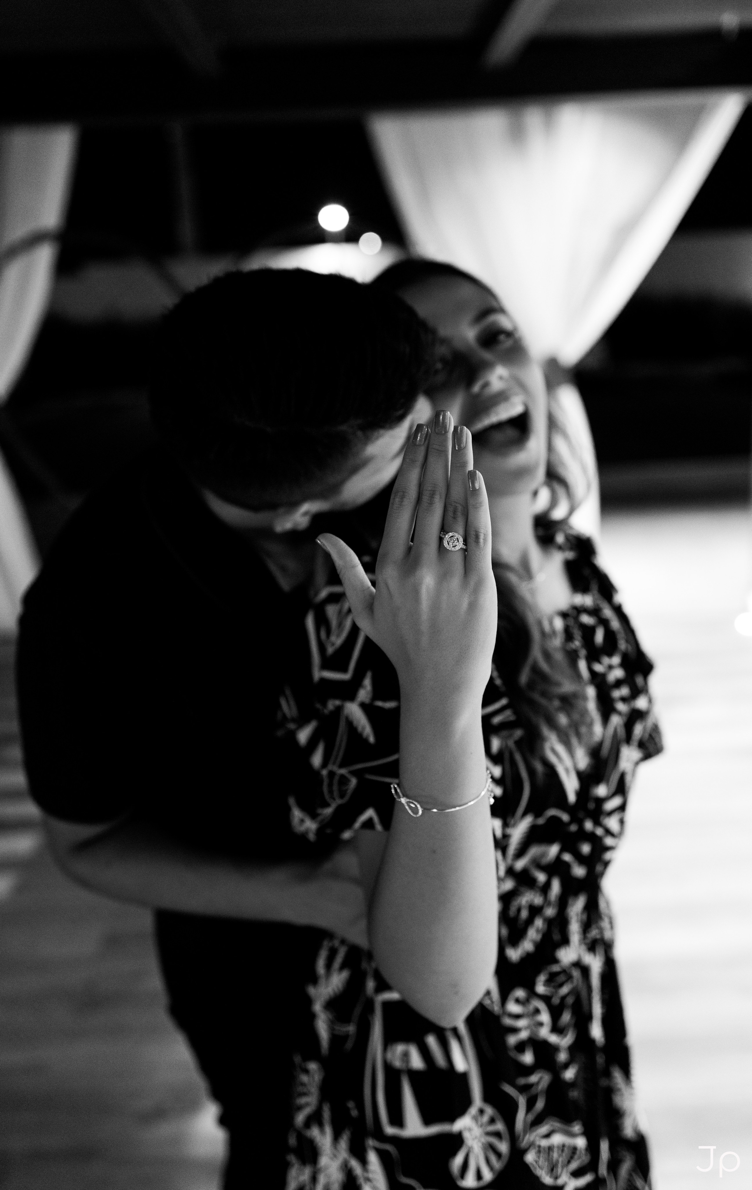 Noiva com seu noivo mostrando sua aliança nova em seus dedos em Agudos.