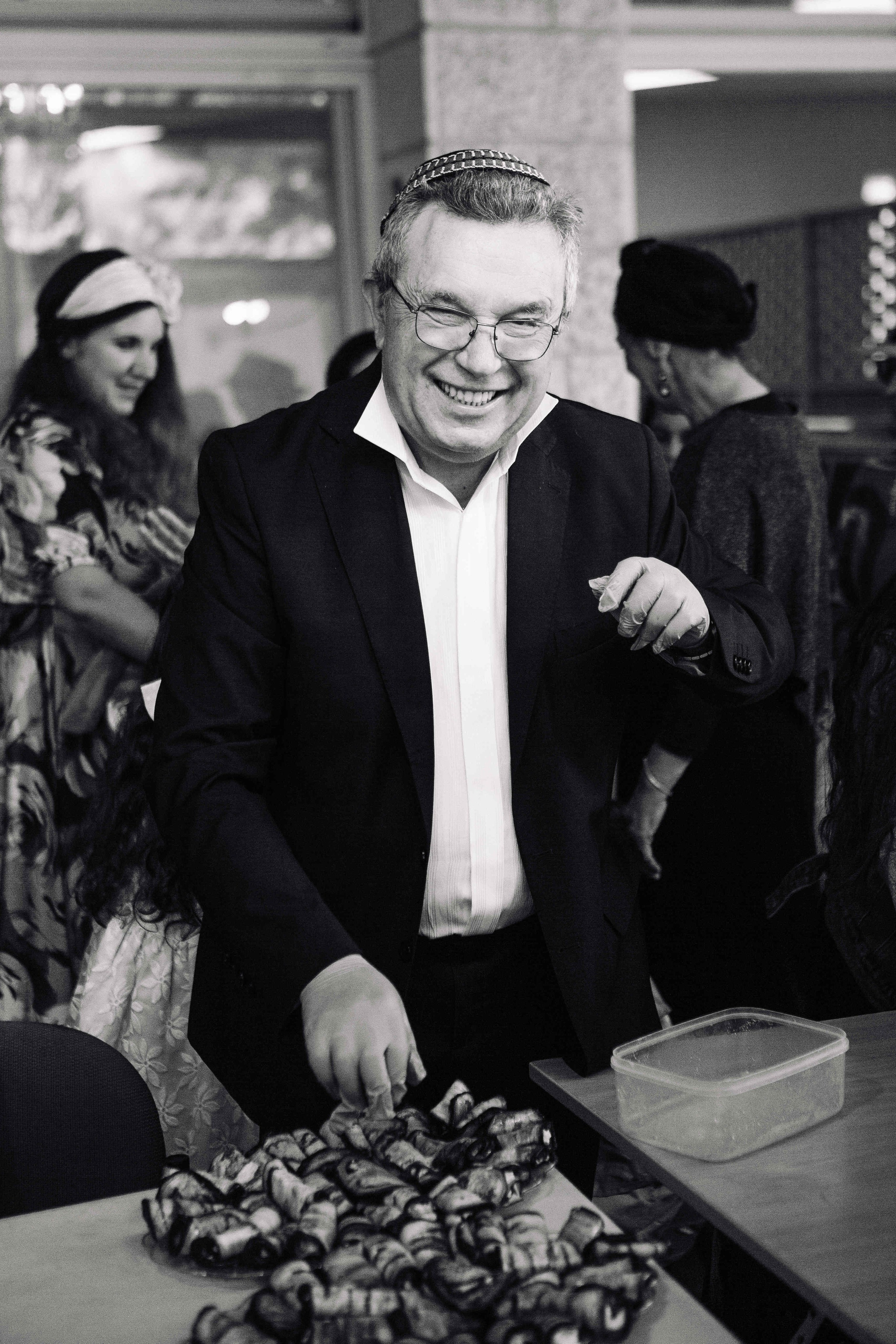 BRITH MILA IN THE SMALL SYNAGOGUE. PHOTOGRAPHER IN ISRAEL