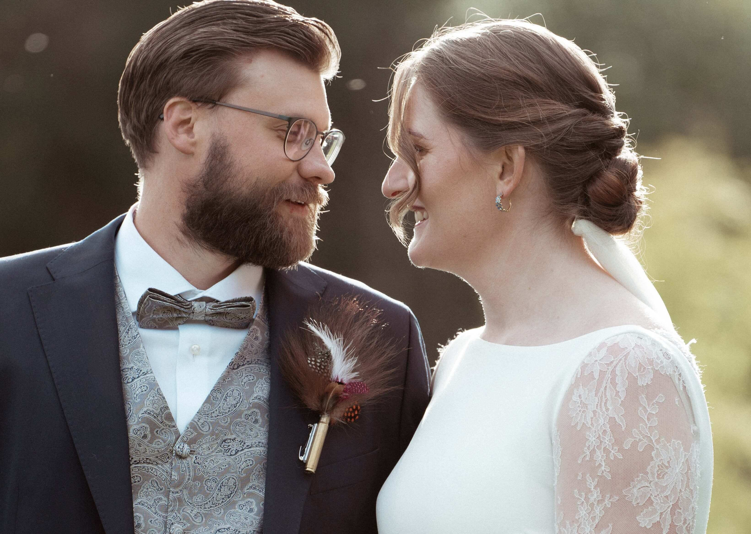 Bryllupsforografering i Porsgrunn, Telemark. Brydeparet smiler til hverandre.