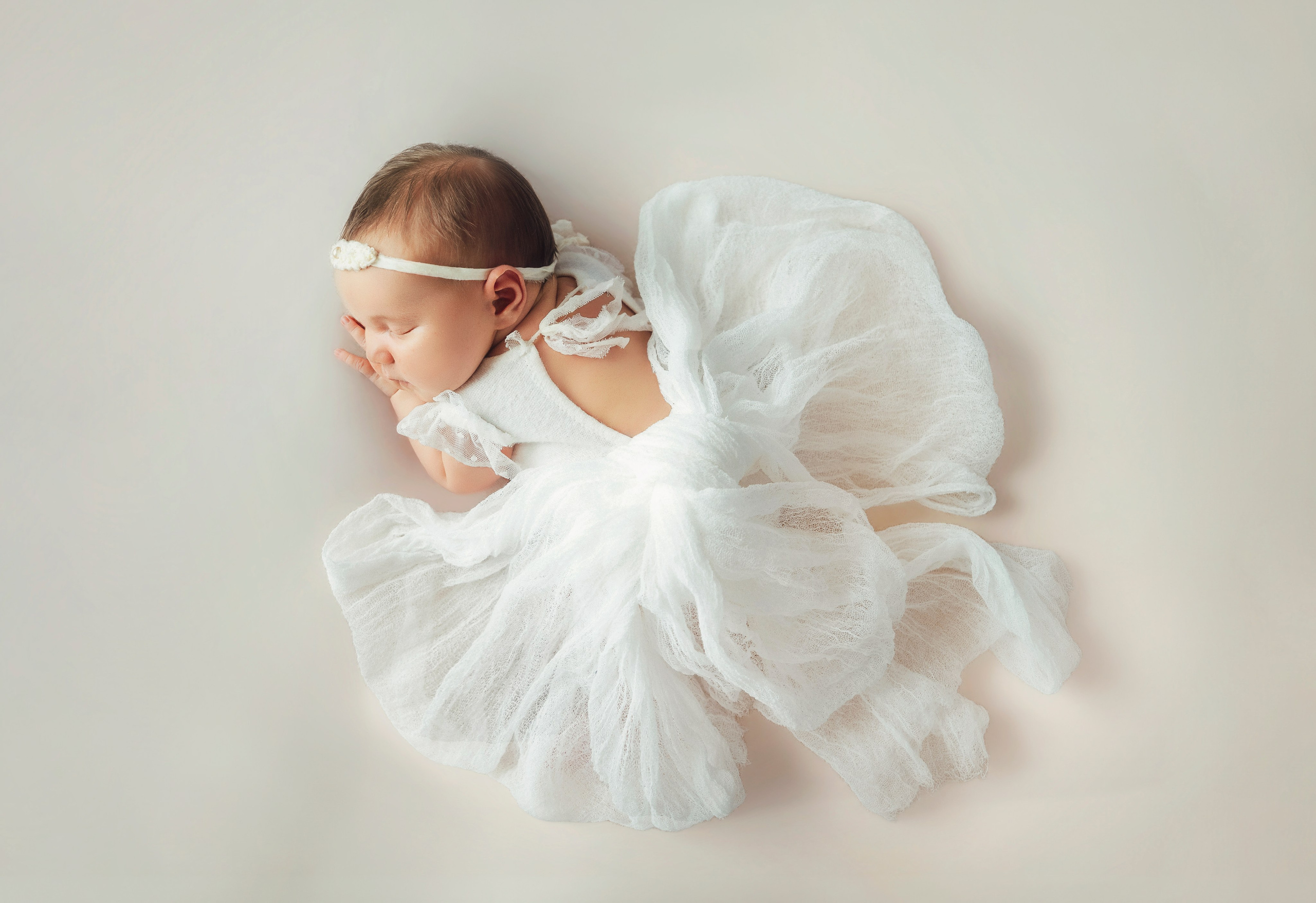Newborn. Tania Bonnet | Professional photographer in Tenerife — Flying dress sessions