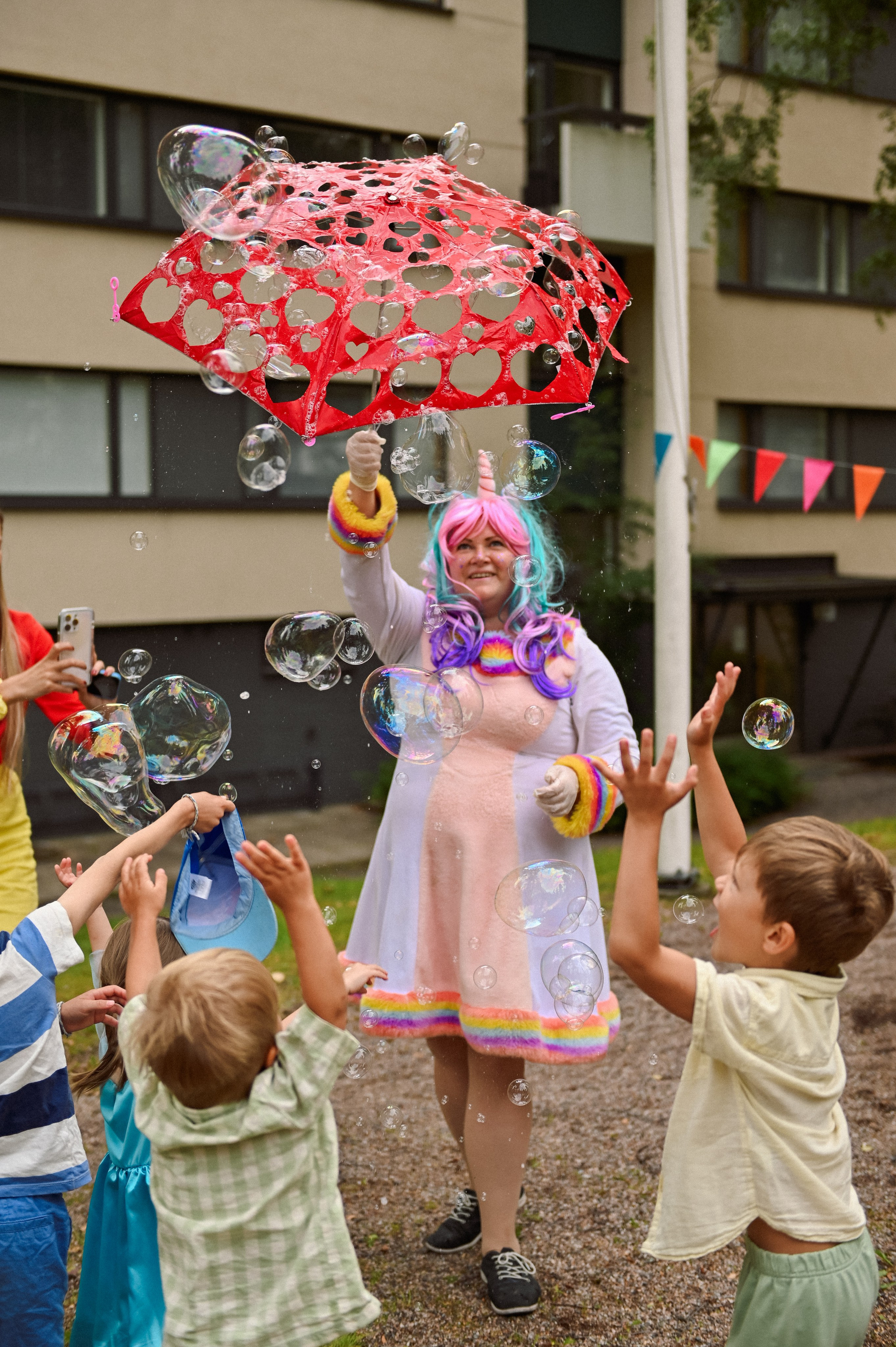 Праздник во дворе дома. Детский и семейный фотограф в финляндии дина пулкка. контент фотограф
