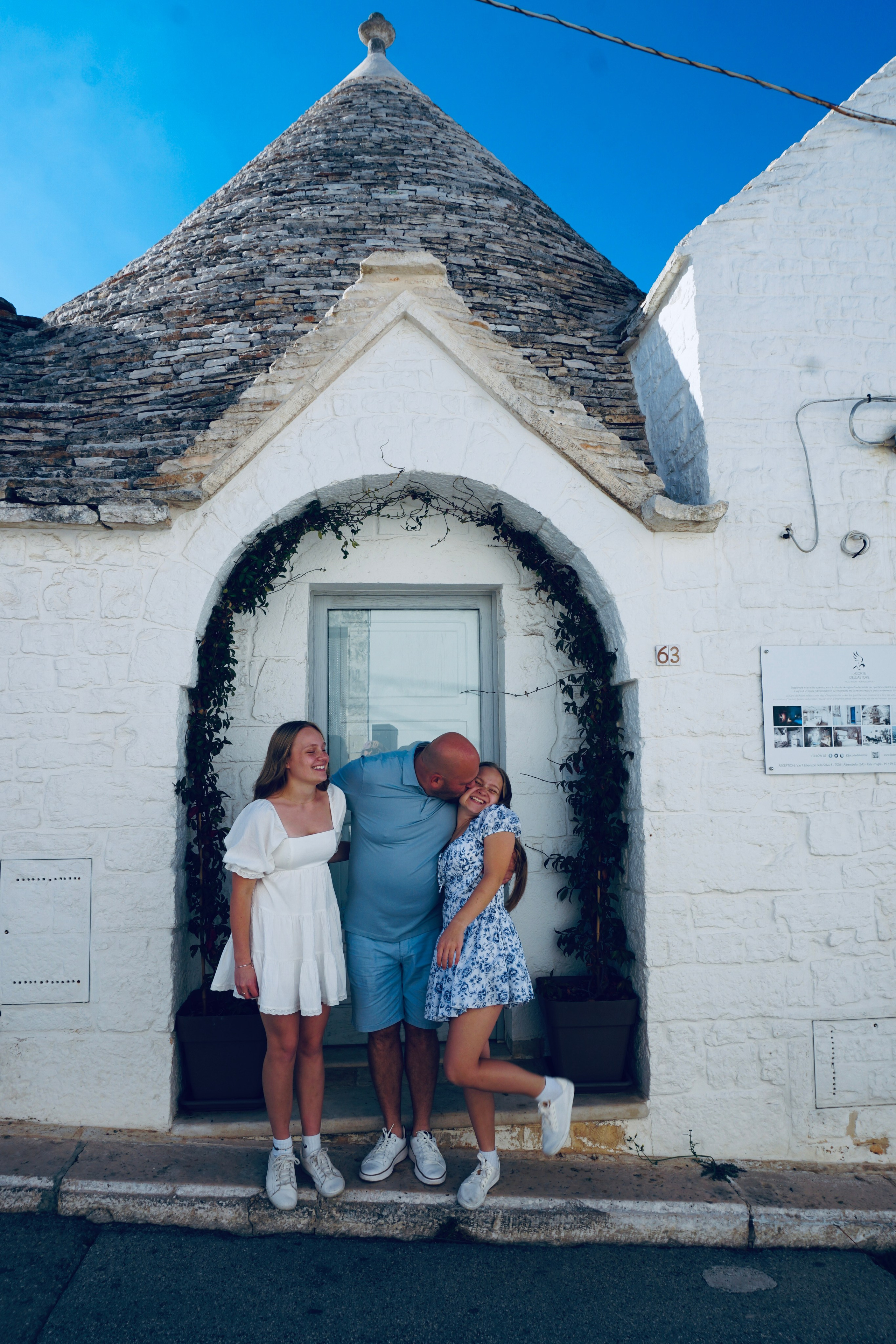 Passeggiata ad Alberobello con turisti americani felici. Fotografa e Videografa in Puglia Sokhova Albina