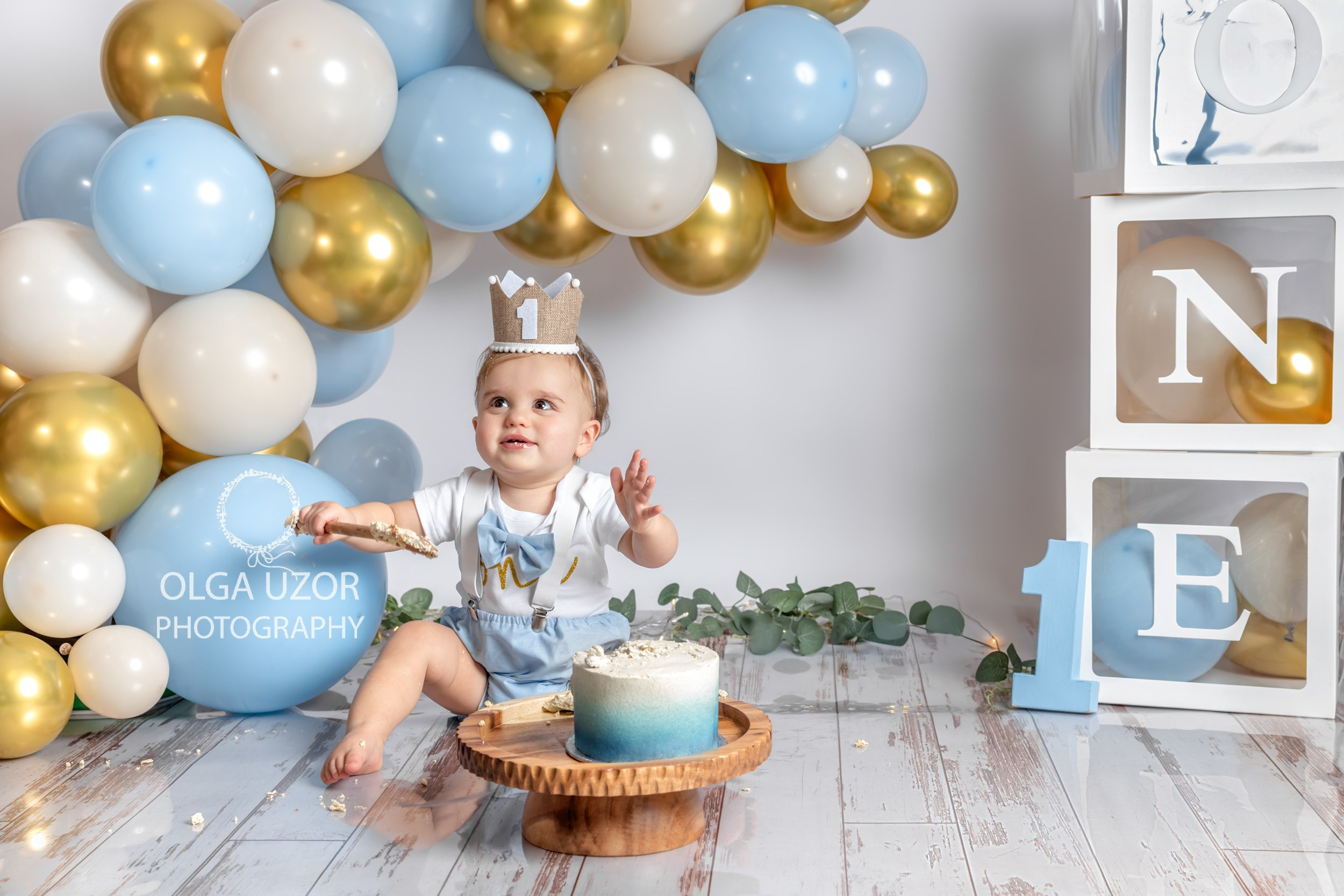 Cake smash photo session Hertfordshire, Stevenage. Stevenage, Hertfordshire family, maternity and newborn photographer