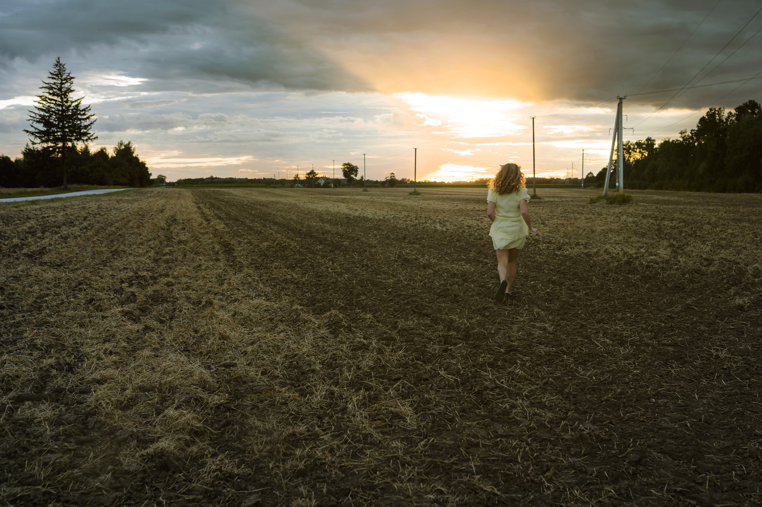 Karolina ir Mėja pievose. Vestuvių, šeimos švenčių, renginių fotografė