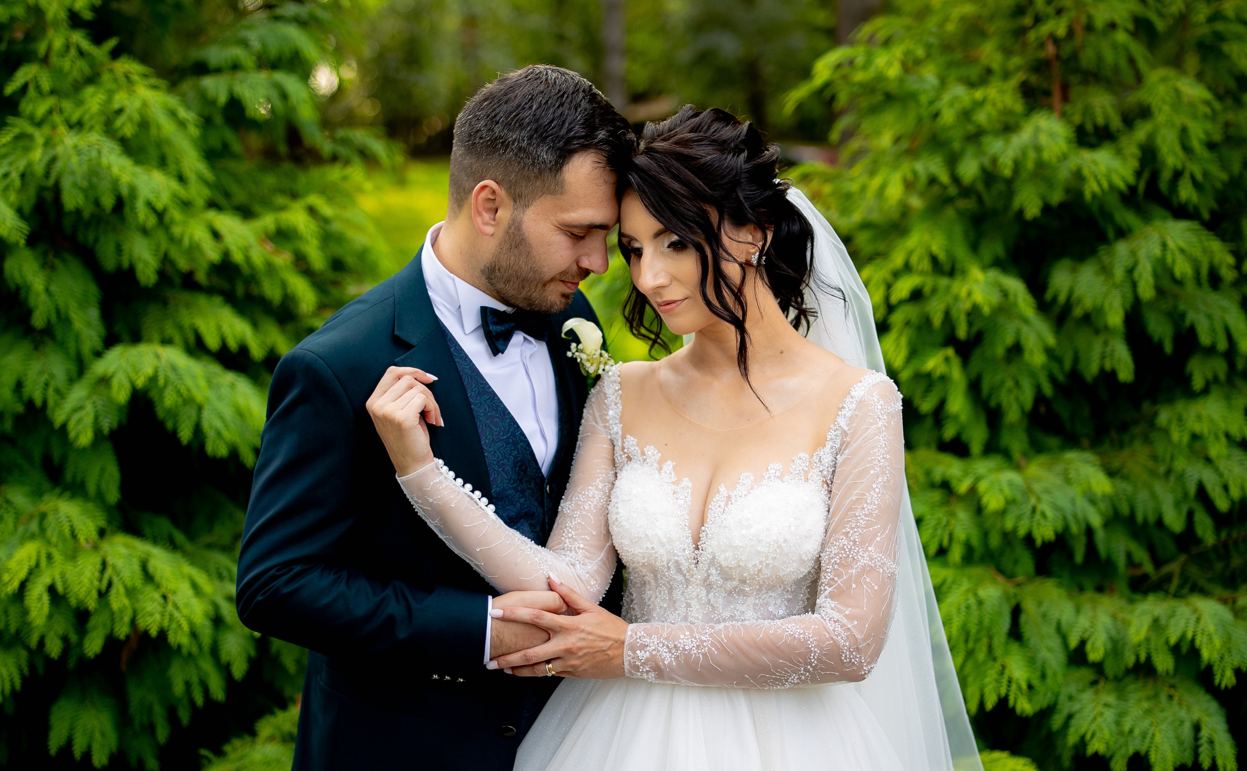 Portret romantic al mirilor imbratisati in natura – fotografie de nunta Codux