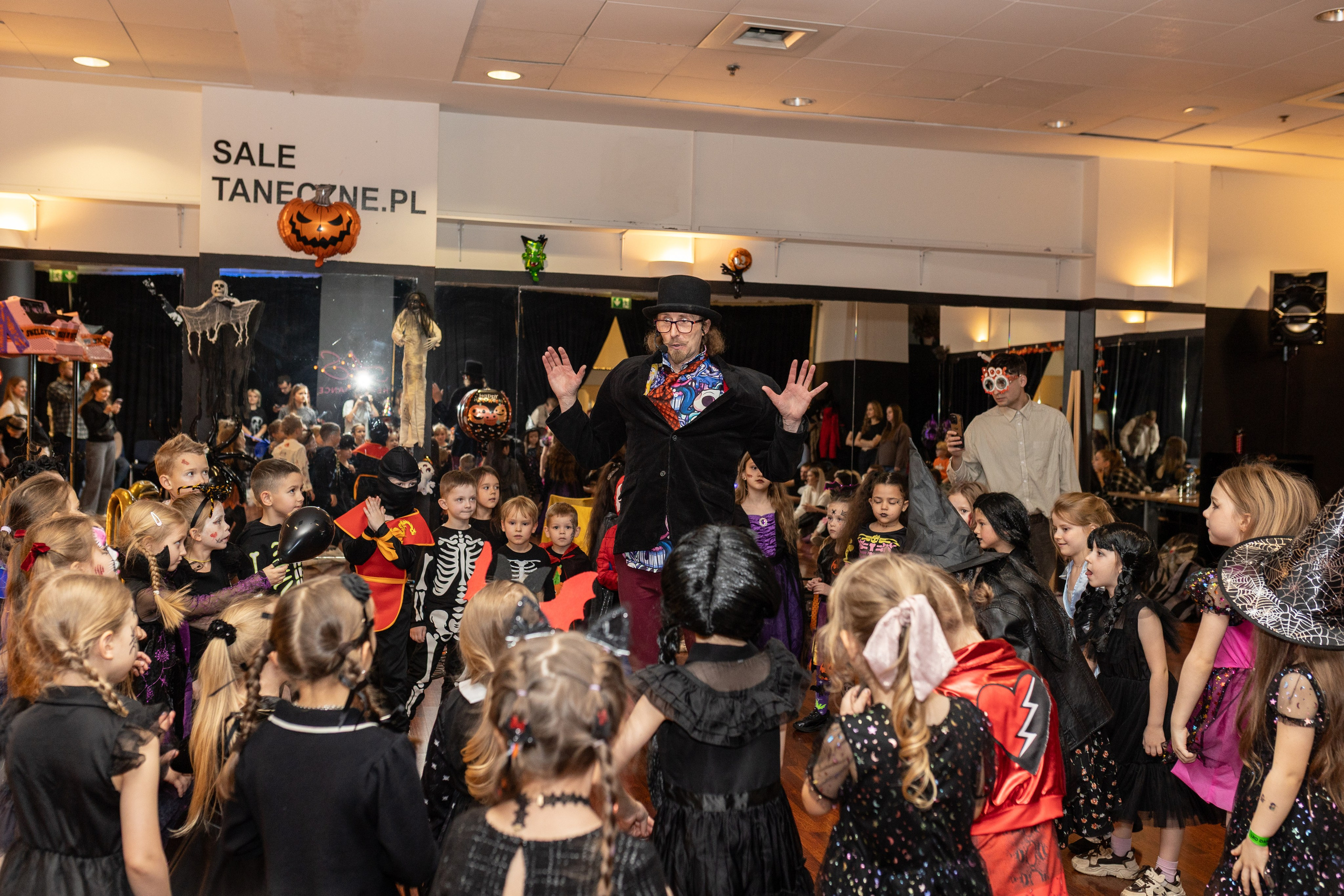 Leo dance studio Helloween 2025. Семейный и детский фотограф в Варшаве Мила Бобровская