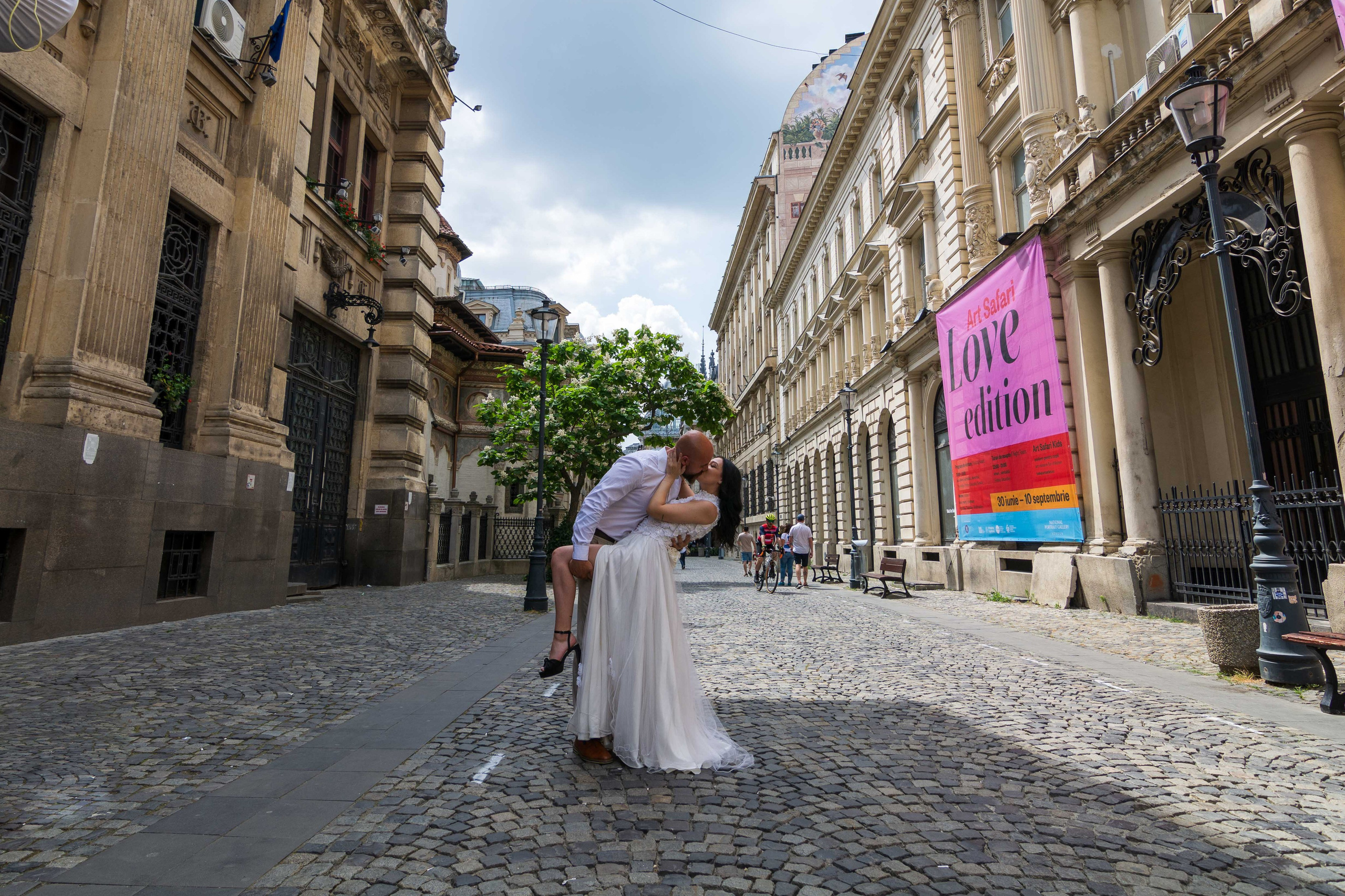 Trash the dress, sedinta foto nunta, centrul vechi, sedinta foto centru vechi, sedinta foto Bucuresti, fotograf nunta Bucuresti, fotograf profesionist centrul vechi, sedinta foto after wedding, Idei pentru ședința foto Trash the dress, locații ședință foto trash the dress în România, sedinta foto dupa nunta, pachet foto “TRASH THE DRESS" After wedding