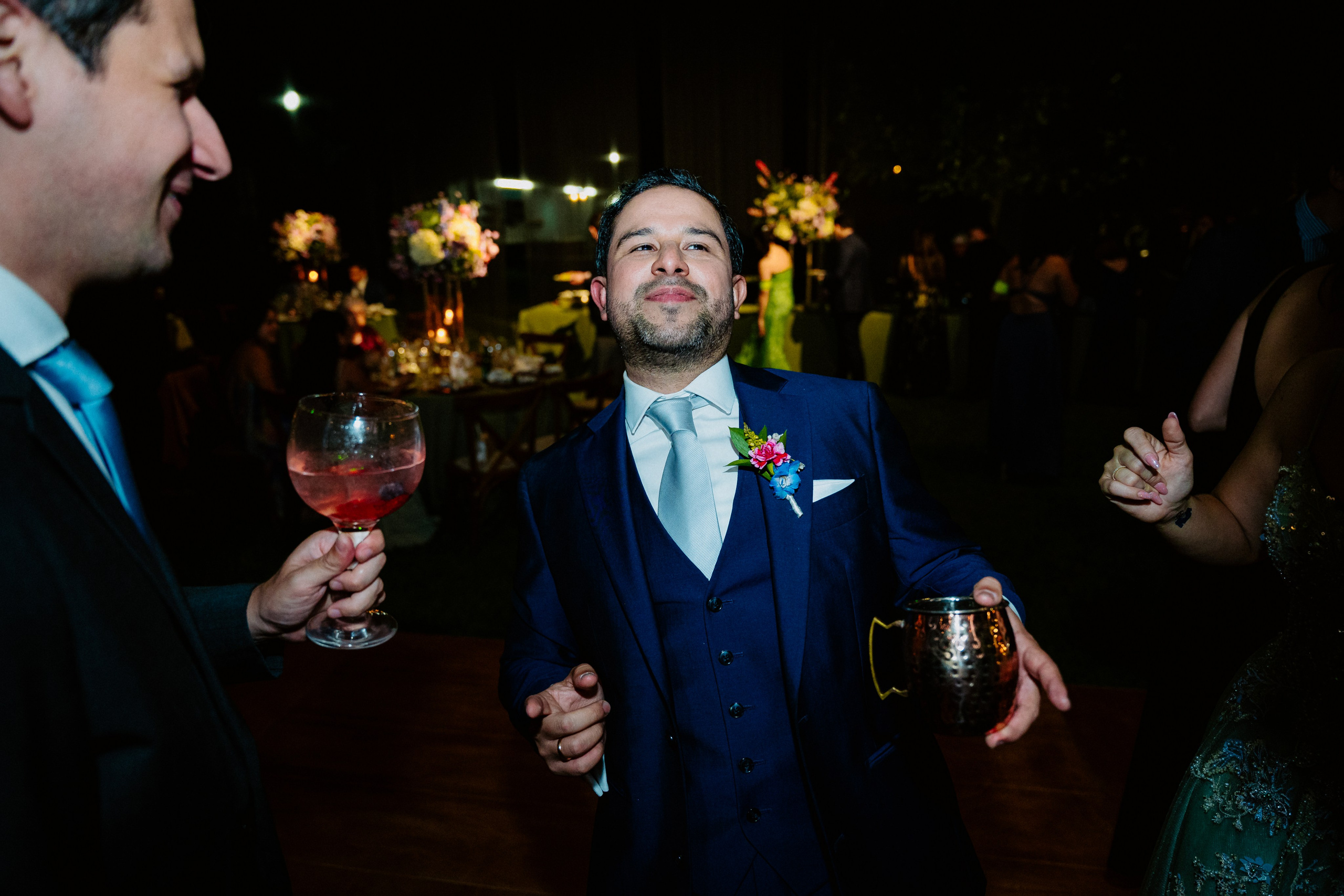 Un vistazo a la fiesta. Fotógrafo de Bodas en Lima | Ronhy Altamirano. Fotografía narrativa y cinematográfica para bodas, quinceañeras y eventos exclusivos