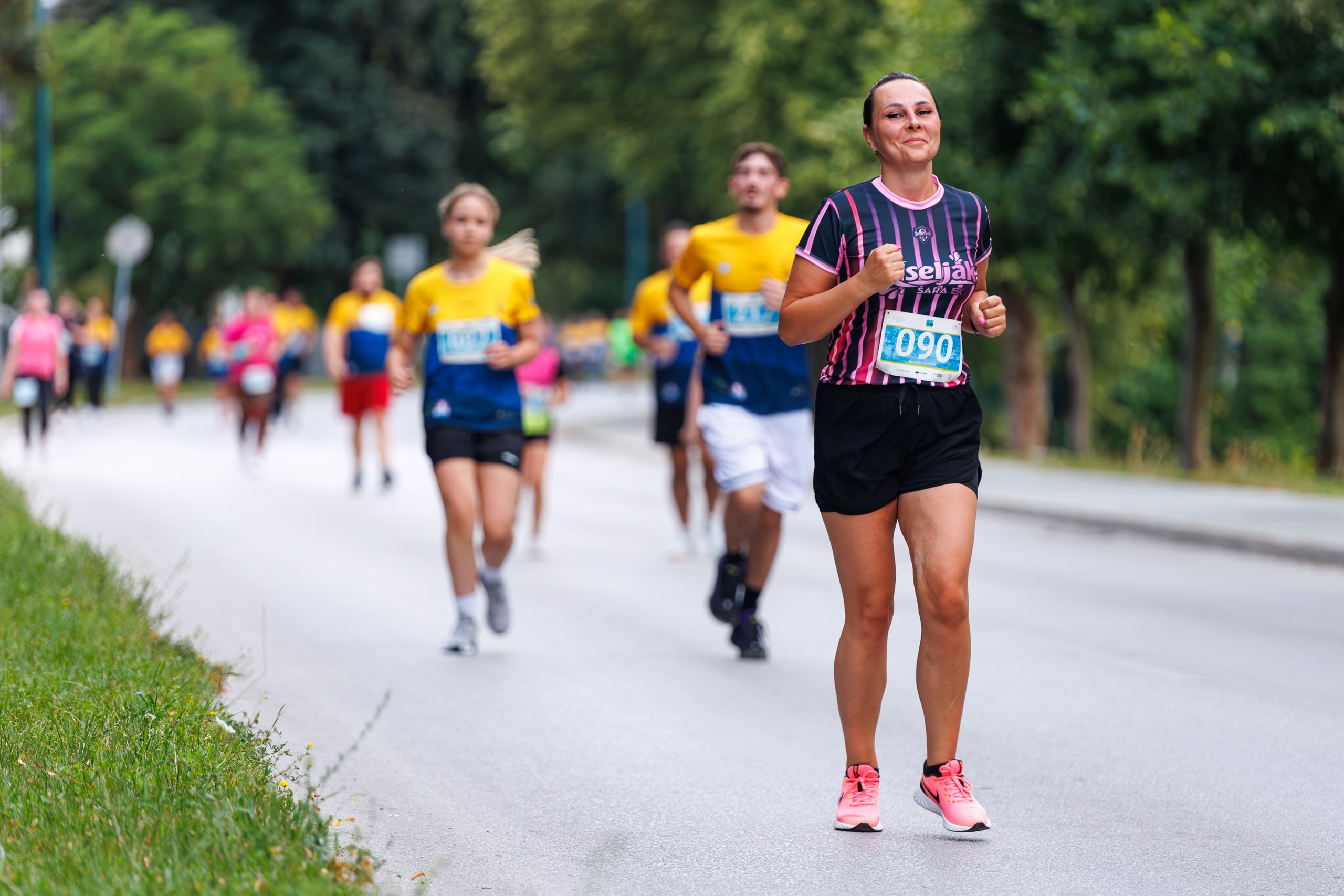 5K Hadžići okupio je rekreativce, profesionalne sportiste i najmlađe učesnike u događaju koji promoviše zdrav život, zajedništvo i sportski duh. Galerija prikazuje najljepše trenutke utrke kroz profesionalnu sportsku fotografiju.
