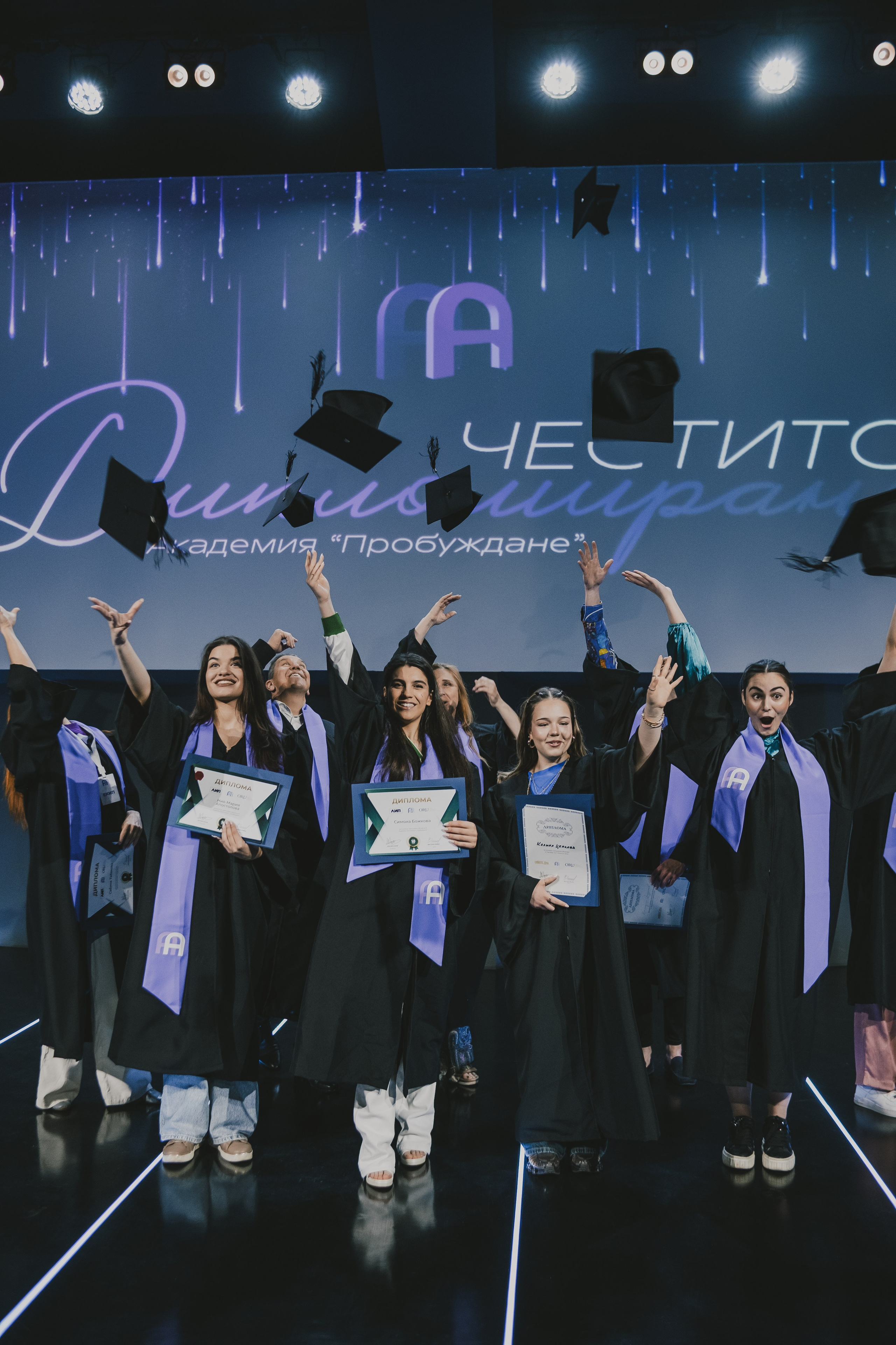 Тоги и шапки за училища и гимназии|togiishapki.bg. 🎓 Togiishapki.bg — Тоги и академични шапки за дипломиране на студенти, ученици и деца