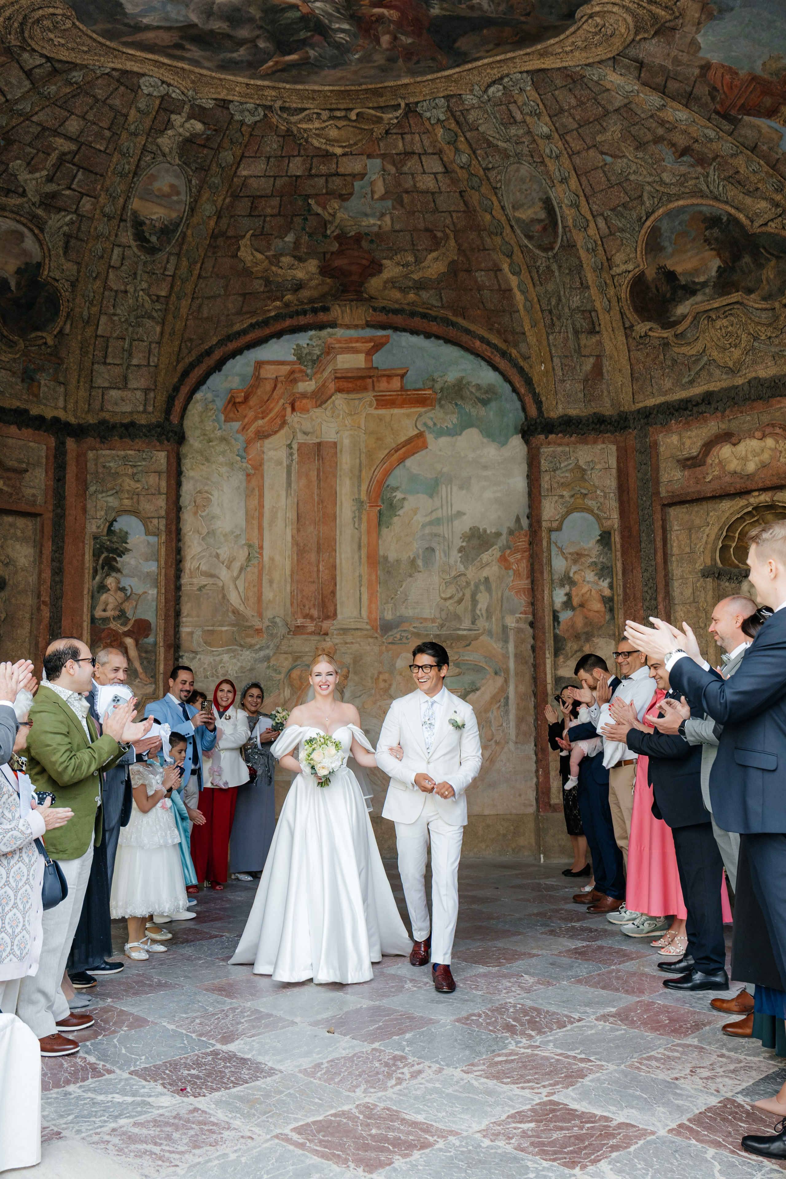 Hochzeitsgesellschaft in festlicher Location – dokumentarische Hochzeitsvideografie, Deutschland