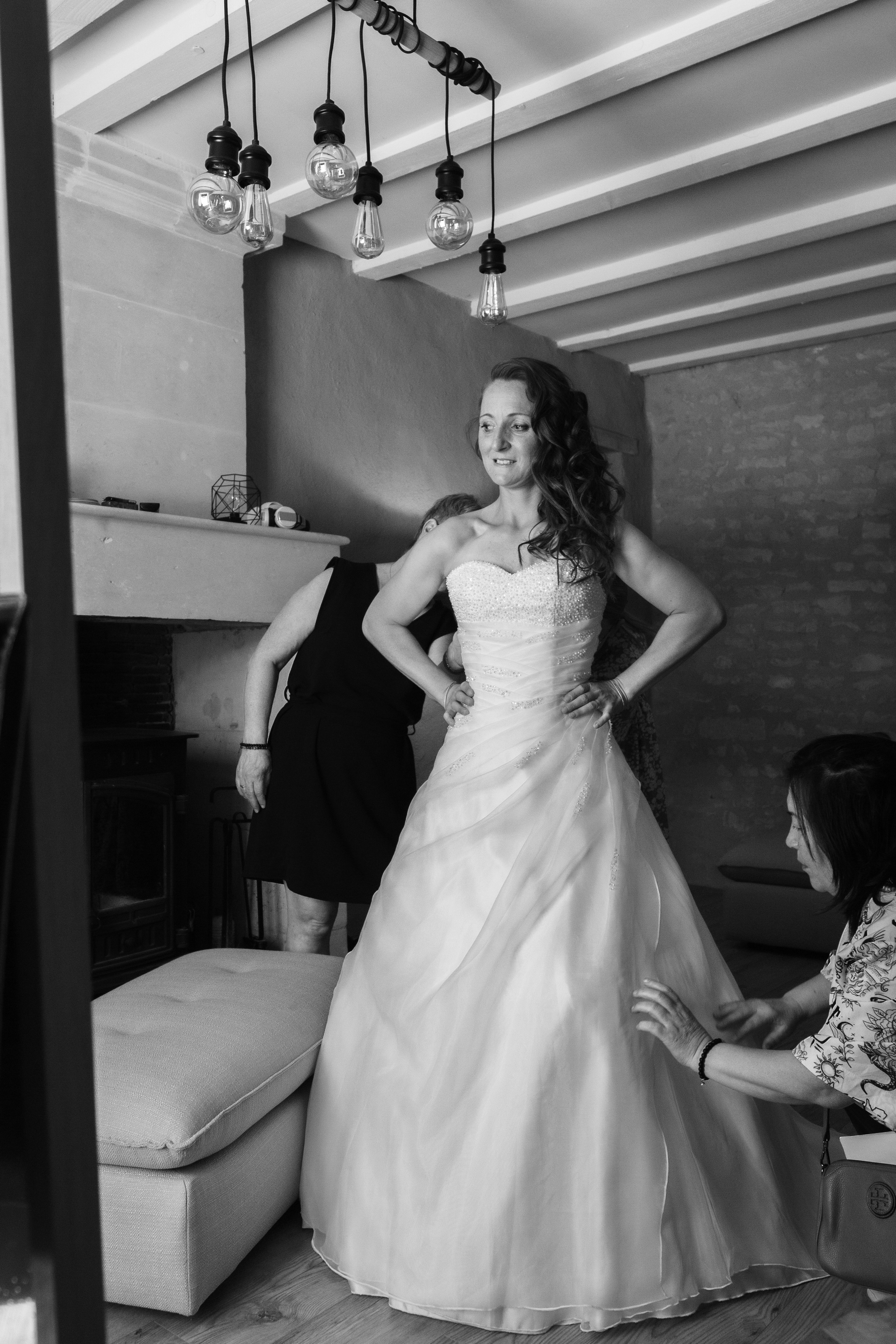 Préparatifs des mariées, moment intime avant un mariage de deux femmes