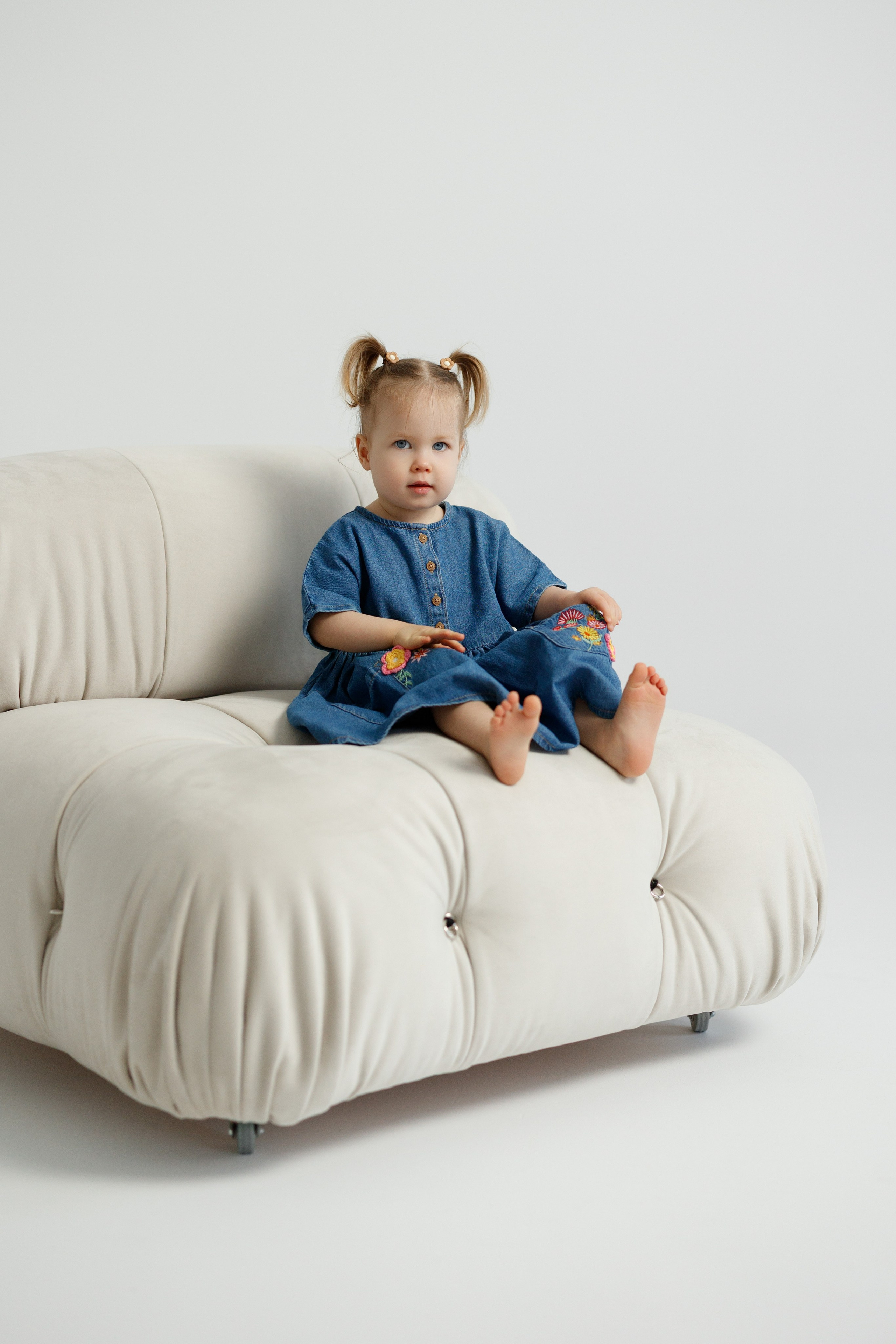 Ședință Foto de Familie — Stil Minimalist pe Fundal Alb. Scarlat Photography