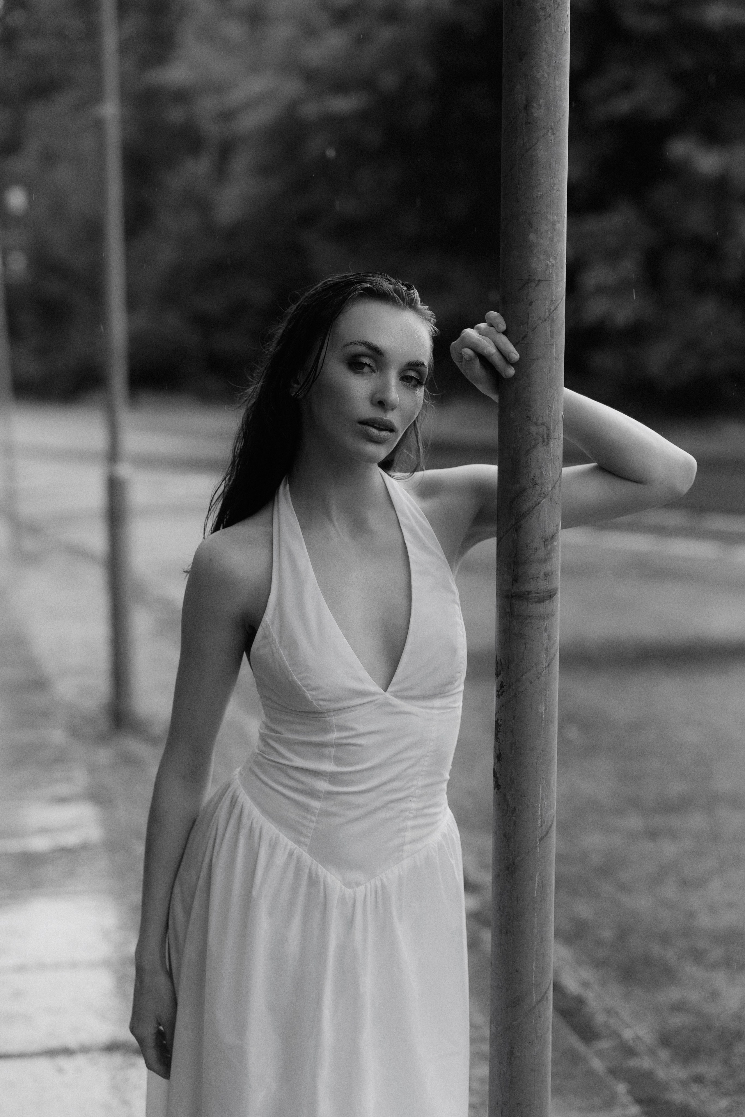 Between Rain and Light — Black & White Portrait Session in Leipzig. Кристина Кожельцова — чёрно-белая портретная фотография в Лейпциге. Германия