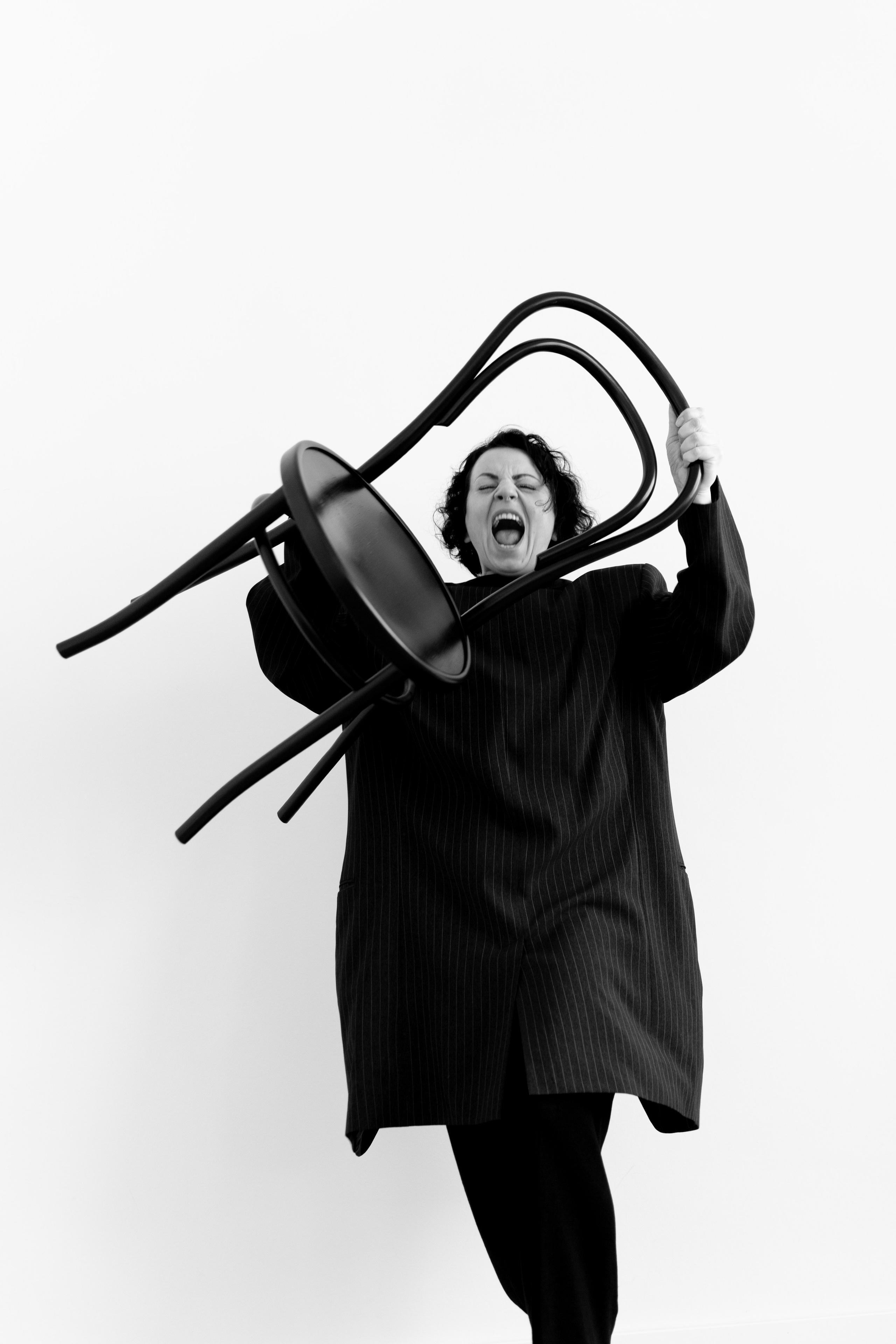 Starke Emotionen als wichtiger Aspekt der Frau. Schwarz-weiß Fotografie in Münster. Fotografin Viktoria Roschen