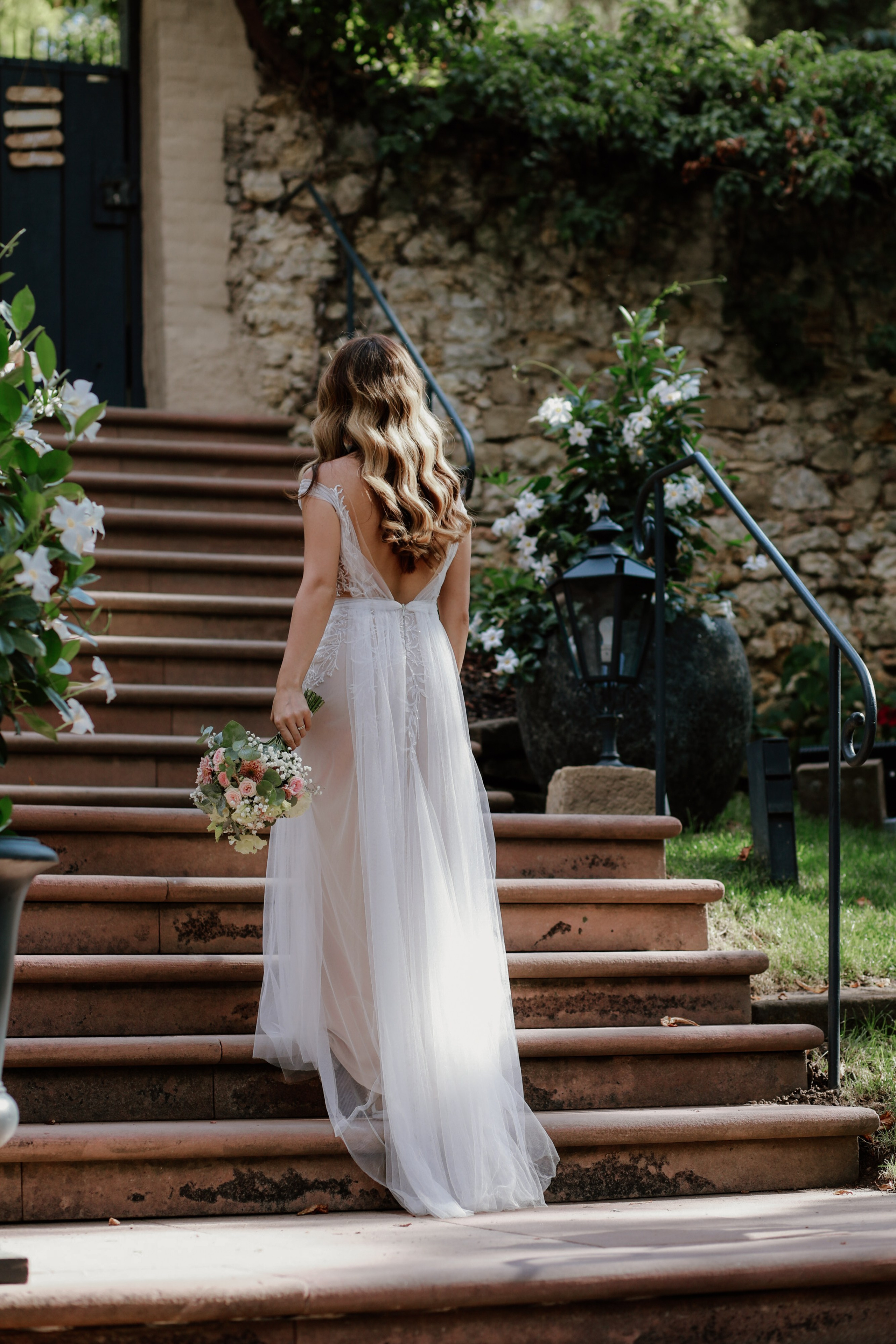 Natürliche Paarfotos im Morrhof mit mediterraner Architektur 