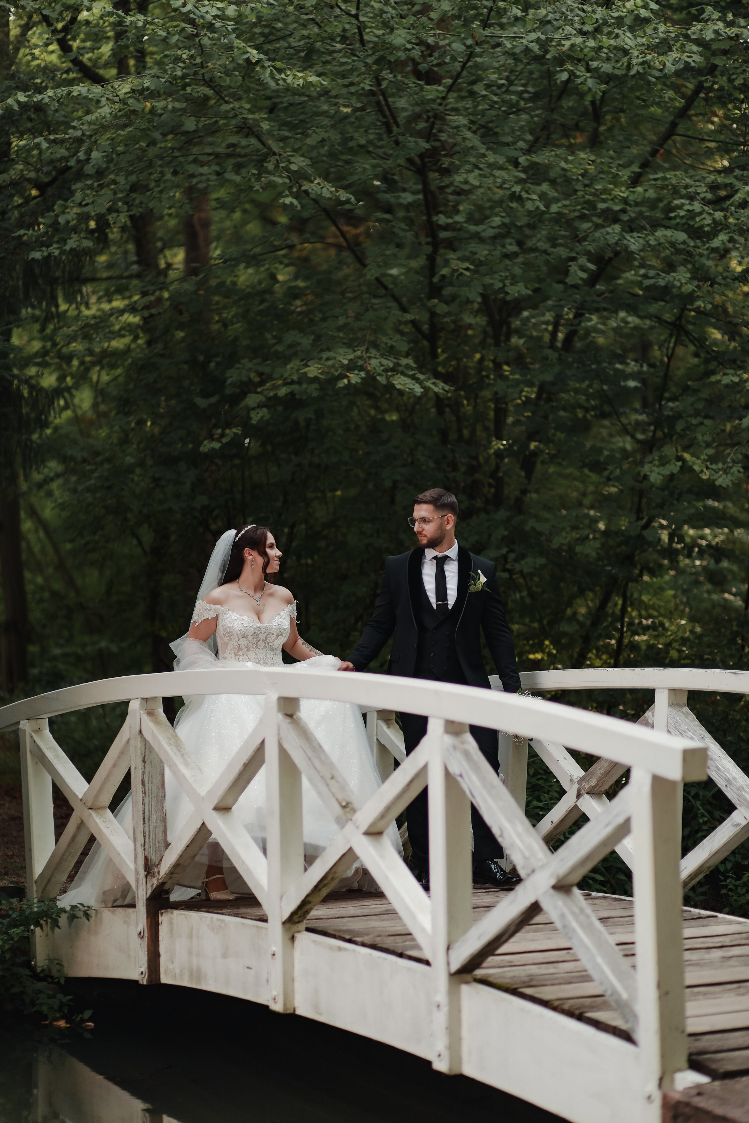 Braut und Bräutigam auf den Wegen des Schlossgartens – Paarshooting Schwetzingen