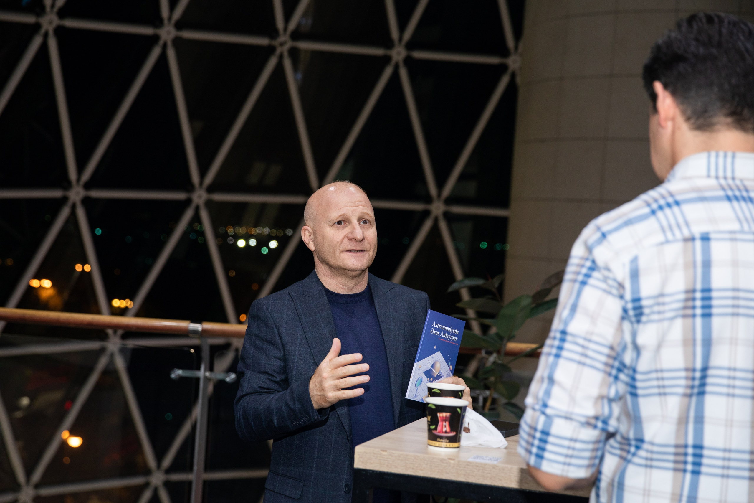 “Astronomiyada Əsas Anlayışlar” kitabının və “Fəza və Zamanın Elçiləri” filminin təqdimatı. Həvəskar Astronomlar Cəmiyyəti — Astronomy.az