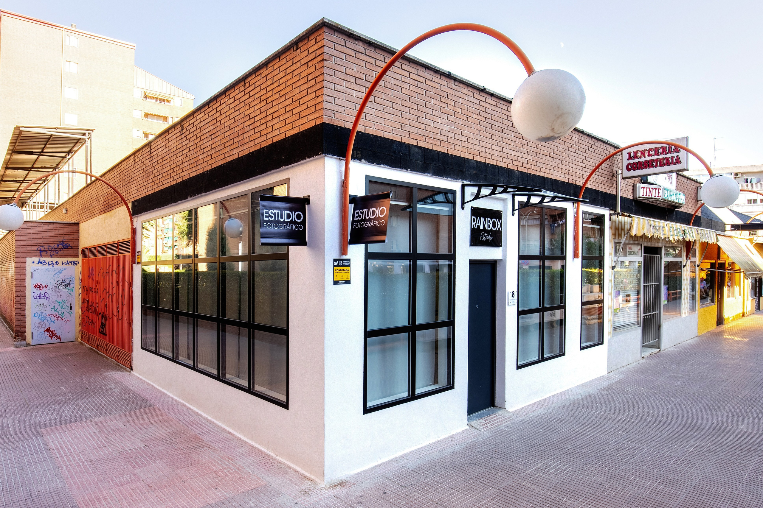 «Los recuerdos más valiosos merecen ser capturados con amor y calidad. En Rainbox Estudio en Torrejón de Ardoz inmortalizamos los momentos más especiales de tu vida con una experiencia cálida, profesional y cercana.»