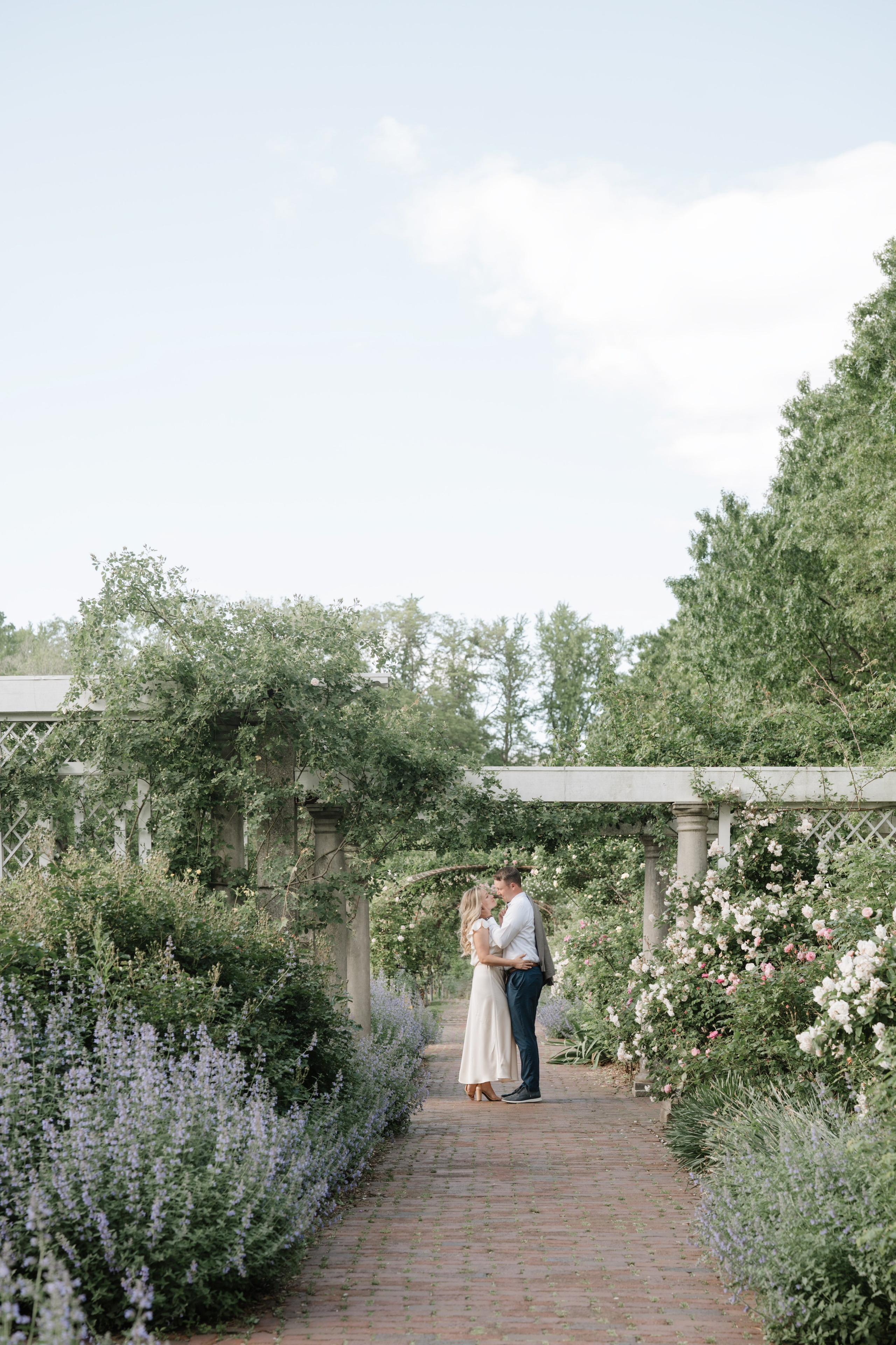 Engagement photo shoot at the Brooklyn Botanic Garden. Portrait and wedding photographer in New York