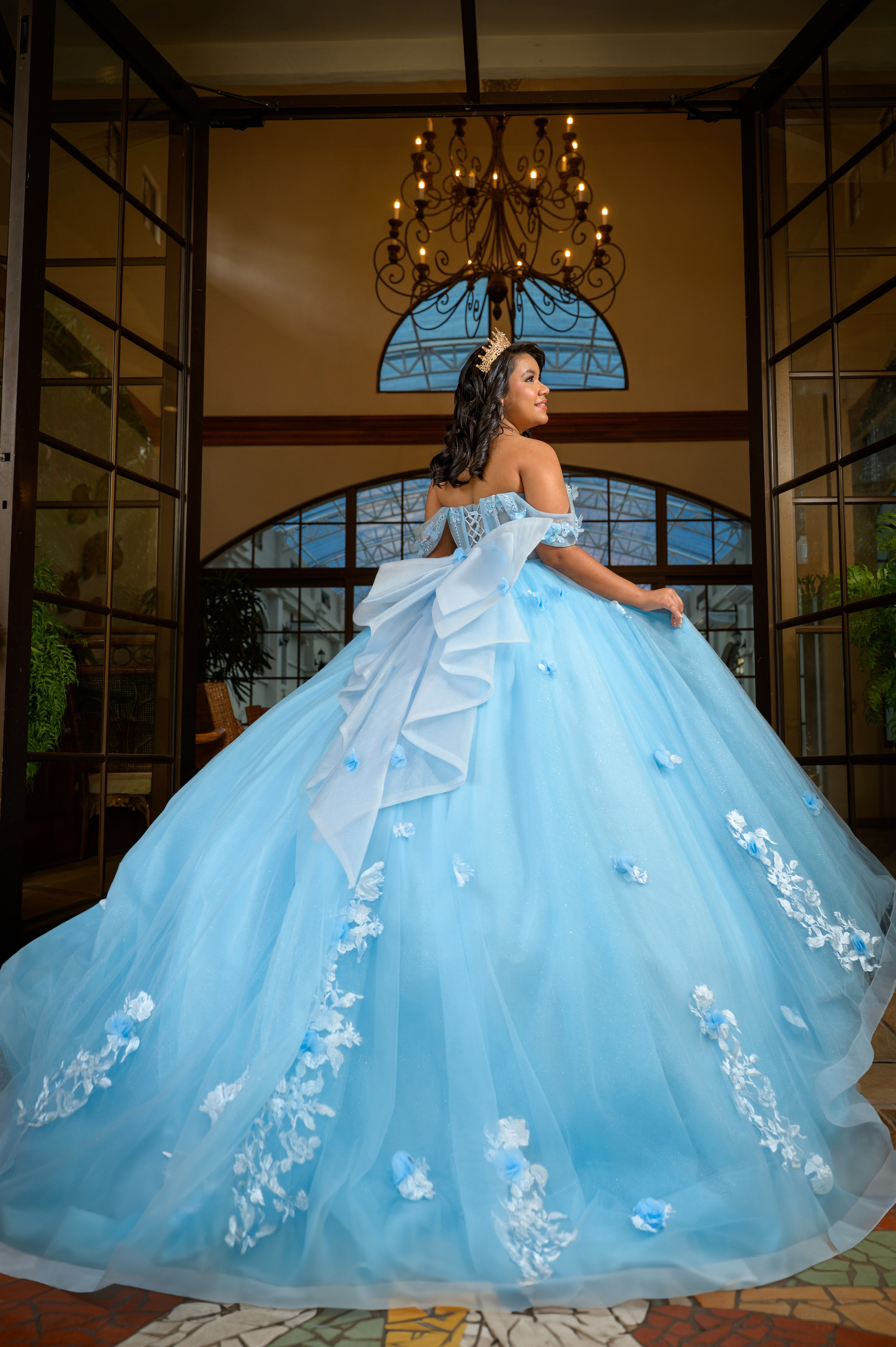     Sesión de quince años en exteriores mostrando vestido elegante. Sesión de fotos en Valle Escondido, Chiriquí