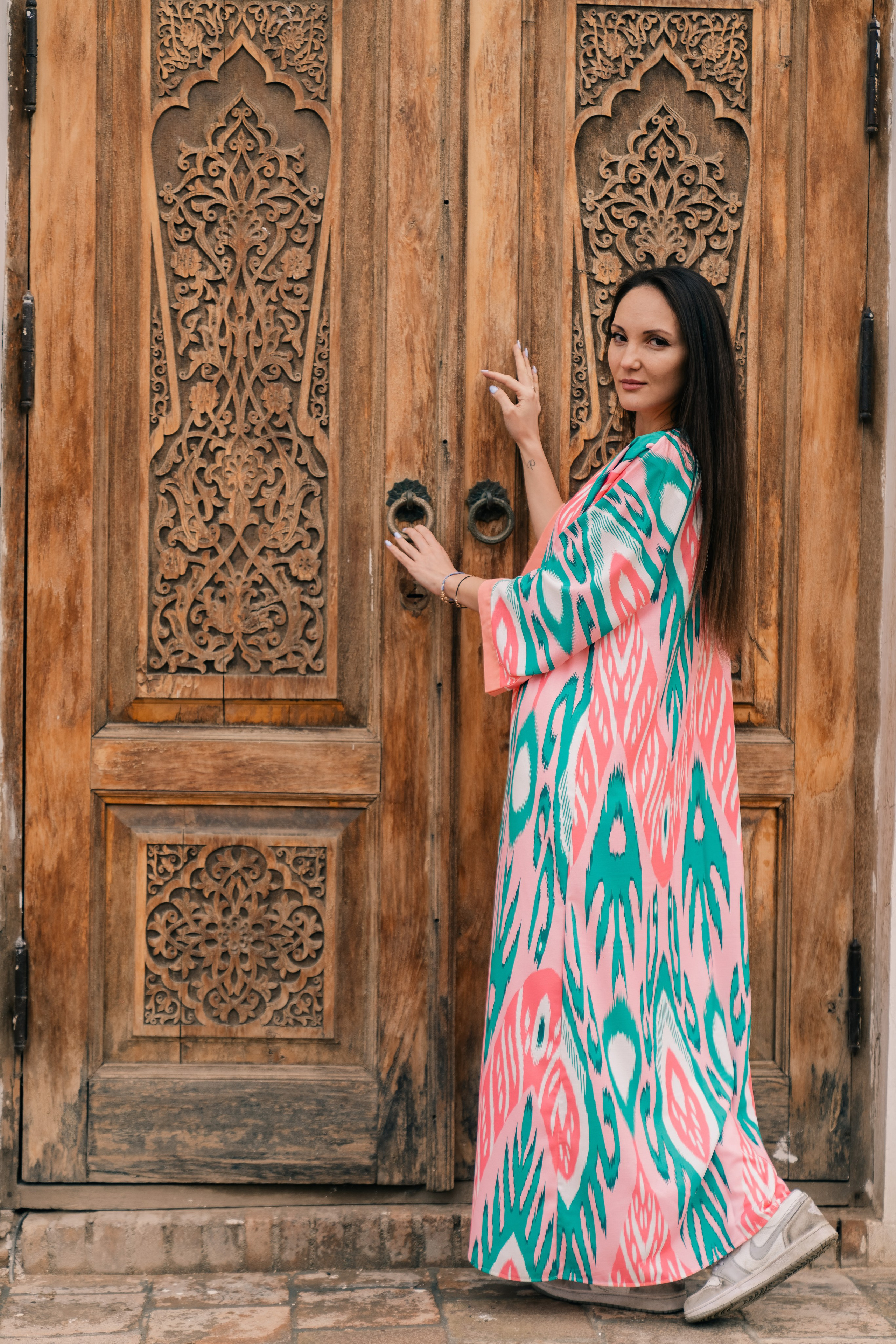 Photoshoot in a robe in Samarkand: Unique Shots with the Shah-i-Zinda. Photographer in Uzbekistan and Samarkand Djasur Marupov