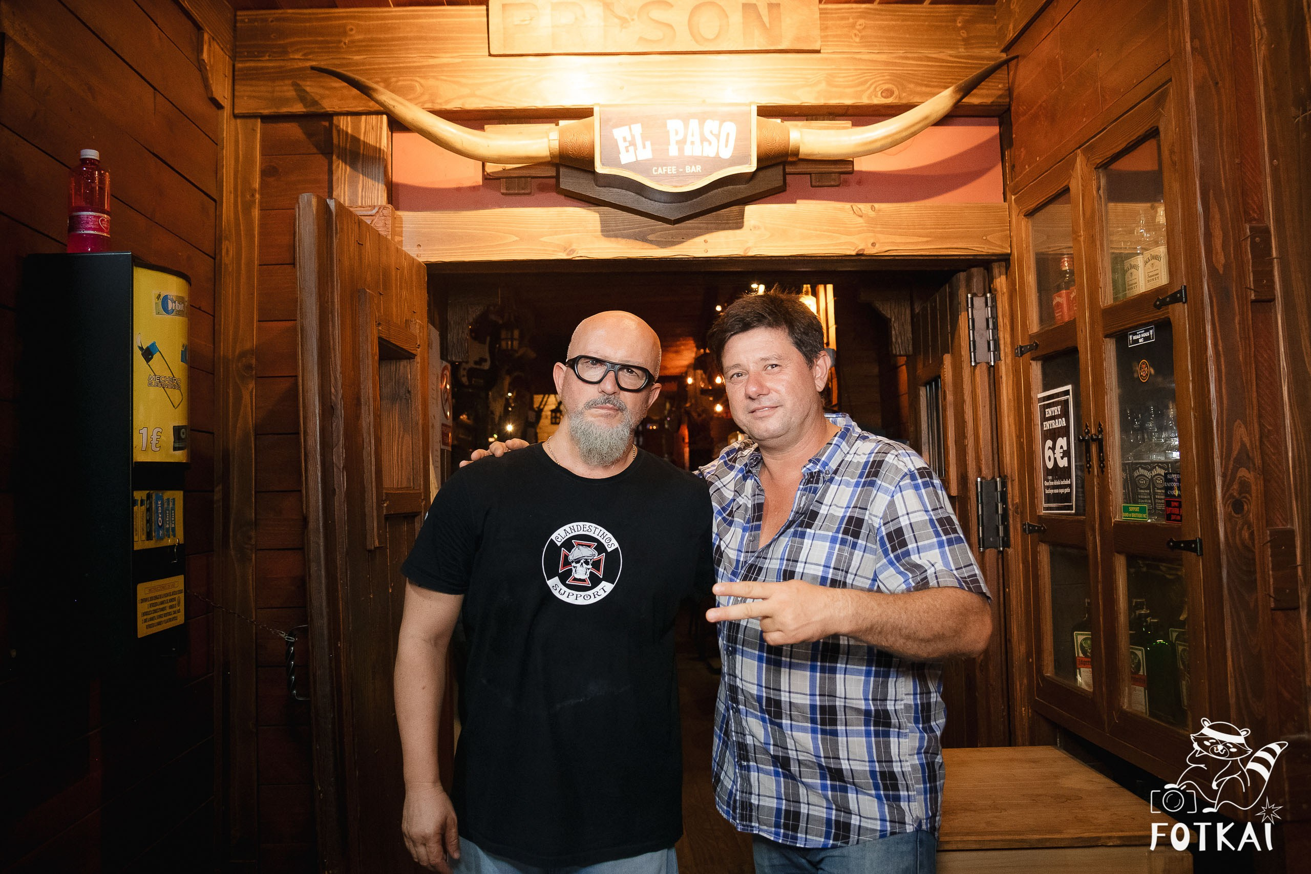 Santi Campillo en El Paso Rock Bar Torrevieja: Reportaje fotográfico 30.08.25 | FOTKAI