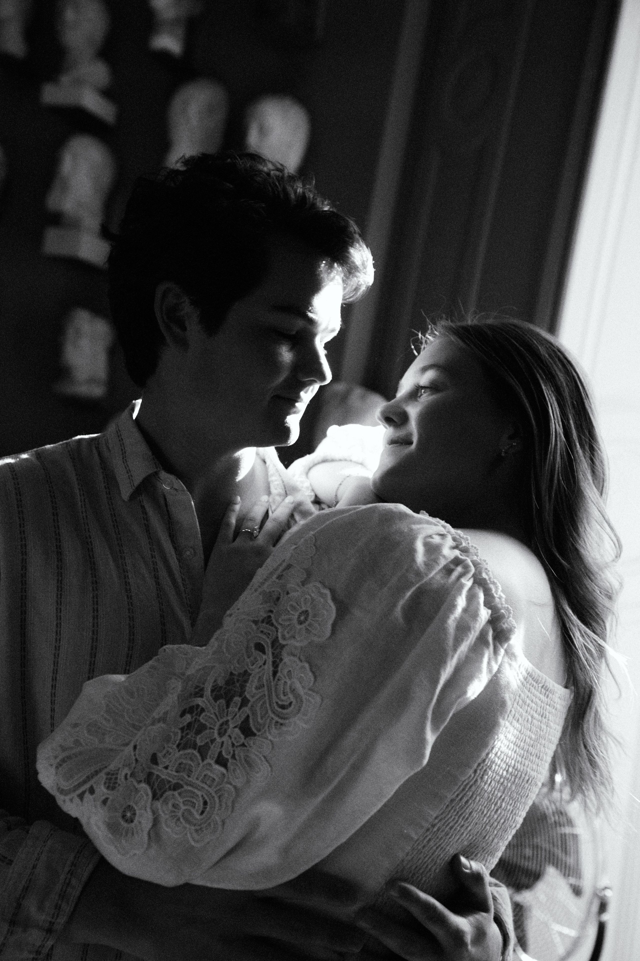 Hannah & Drew museum engagement. Photographer in Paris