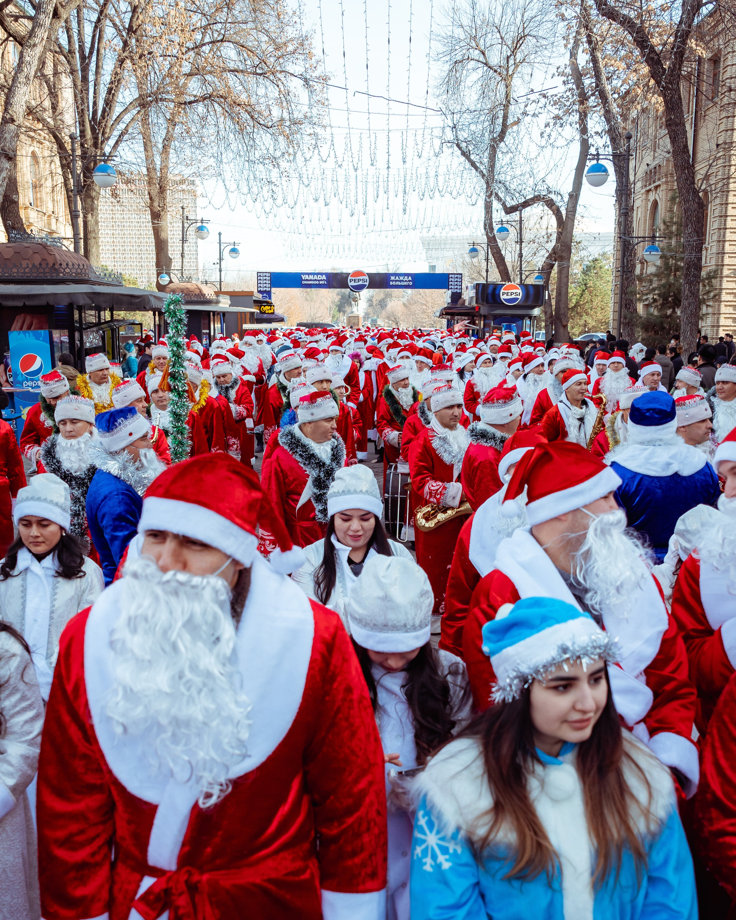 Парад Дедов Морозов. Георгий Намазов | Фотограф в Ташкенте
