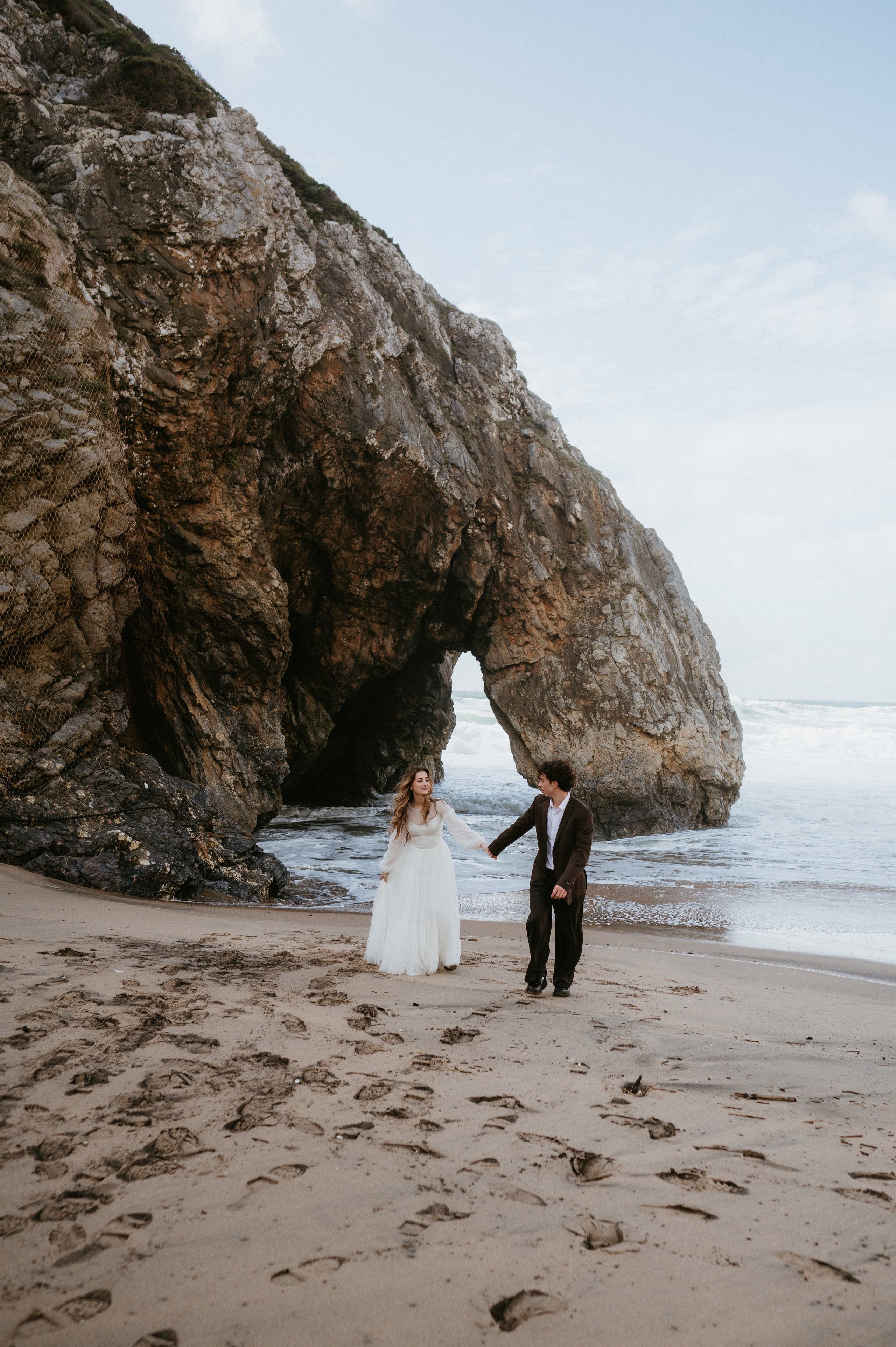 Ședință foto de nuntă pe plaja Adraga – emoție la malul oceanului Atlantic. Valentin Melen - fotograf de nunta 🤍