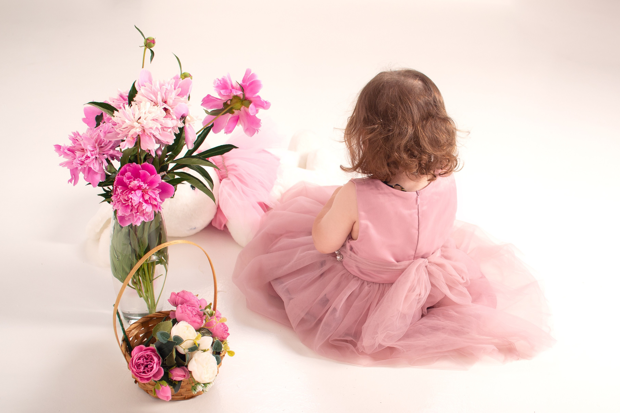 Фотосессия с пионами. Фотограф новорожденных в Темиртау и Караганде Любовь Жукова newborn