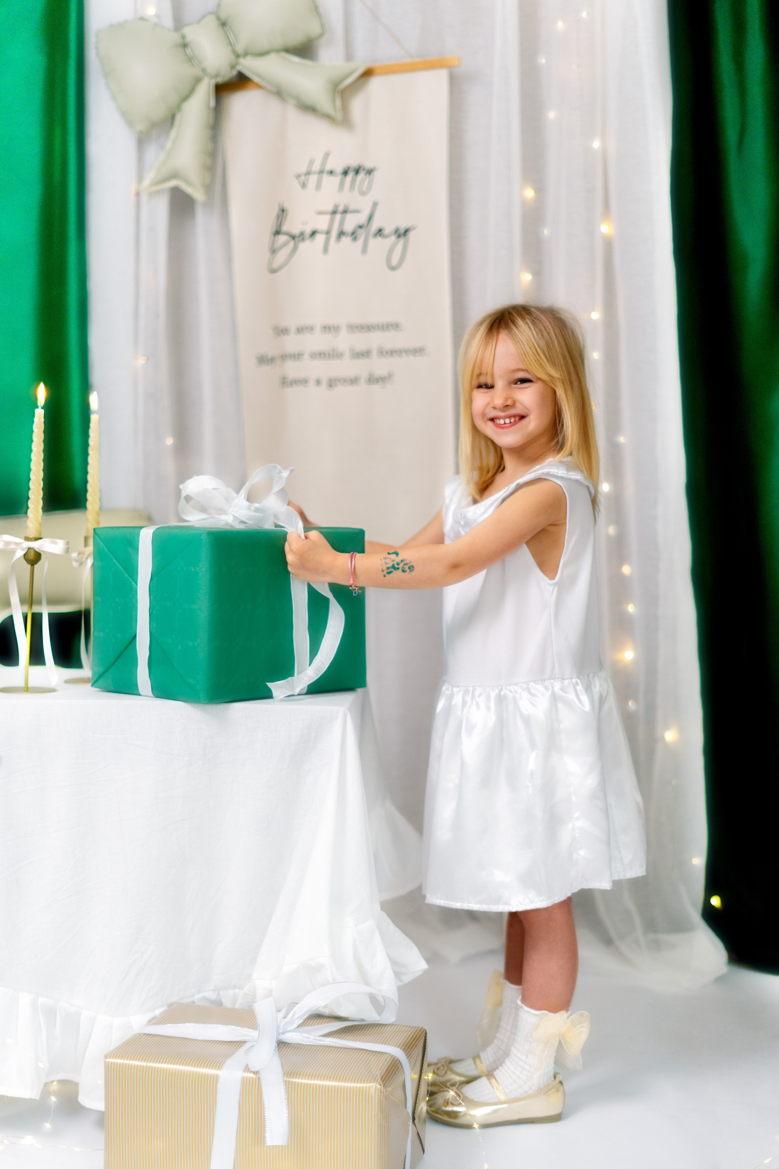 Portrait enfant anniversaire en studio à Roanne avec décoration et cadeaux