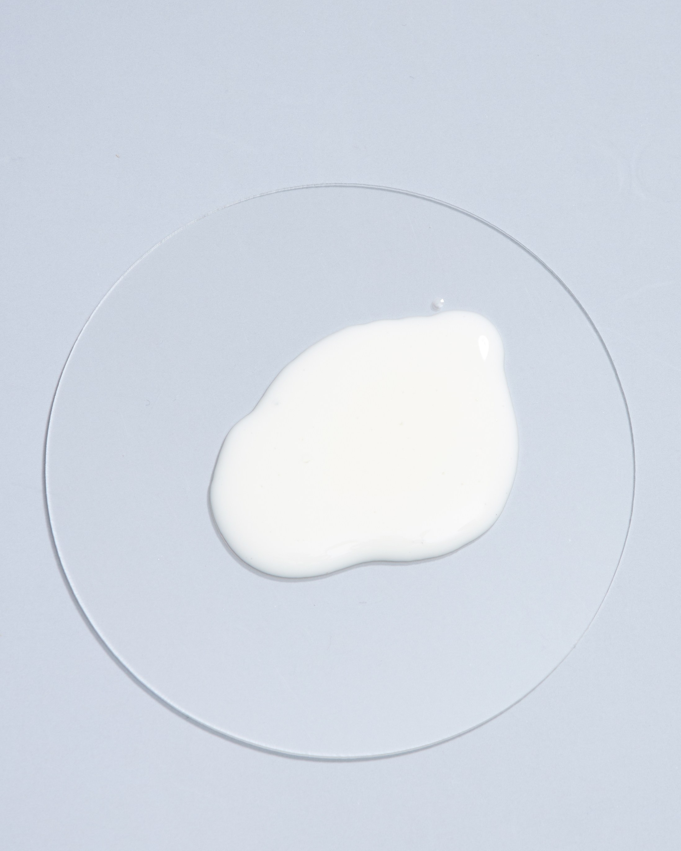 Gesichtsserum-Tropfen, flüssige Textur, Content-Fotografie für Social Media, Werbung, Online-Shop und Print