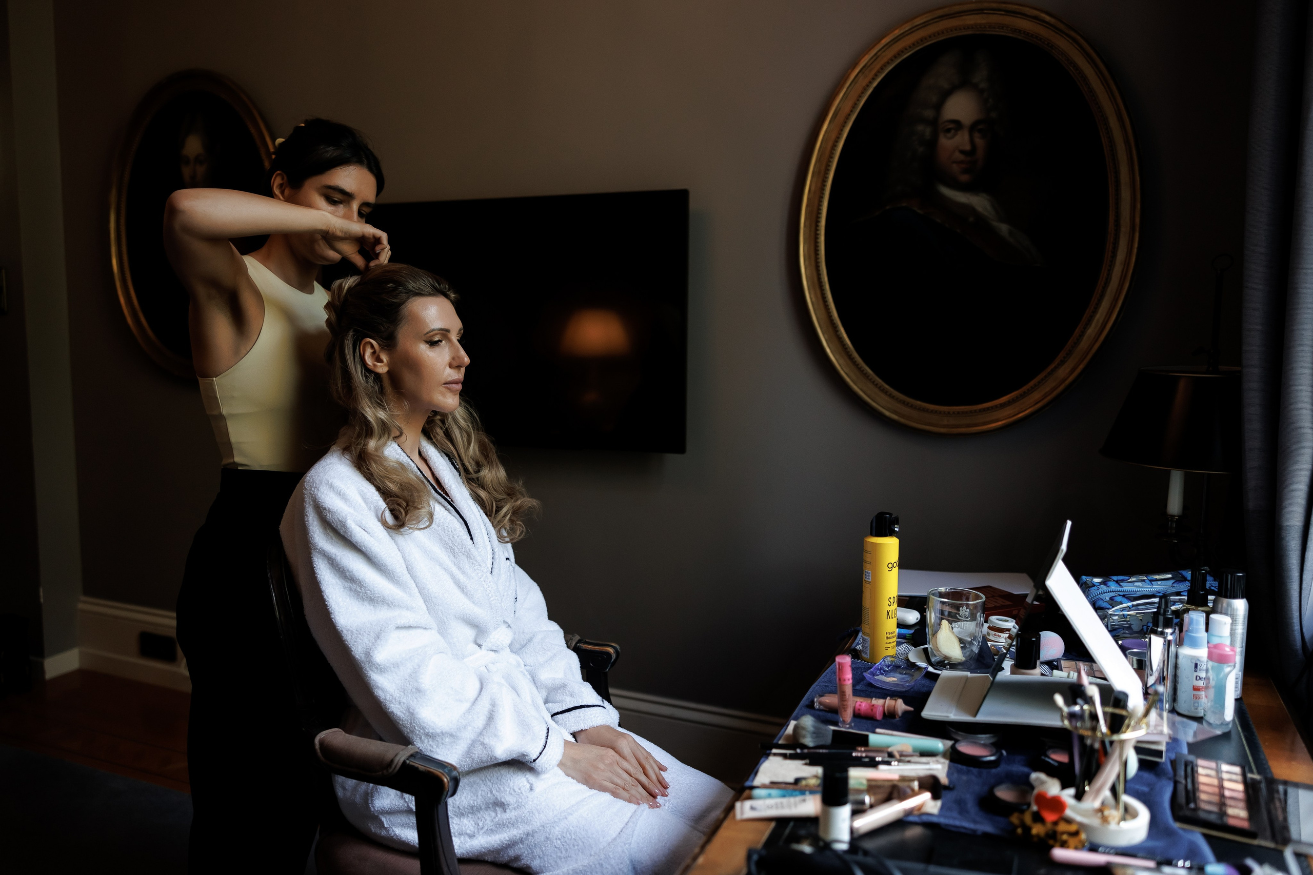 Braut beim Getting Ready mit Hairstyling im Schlosshotel Patrick Hellmann