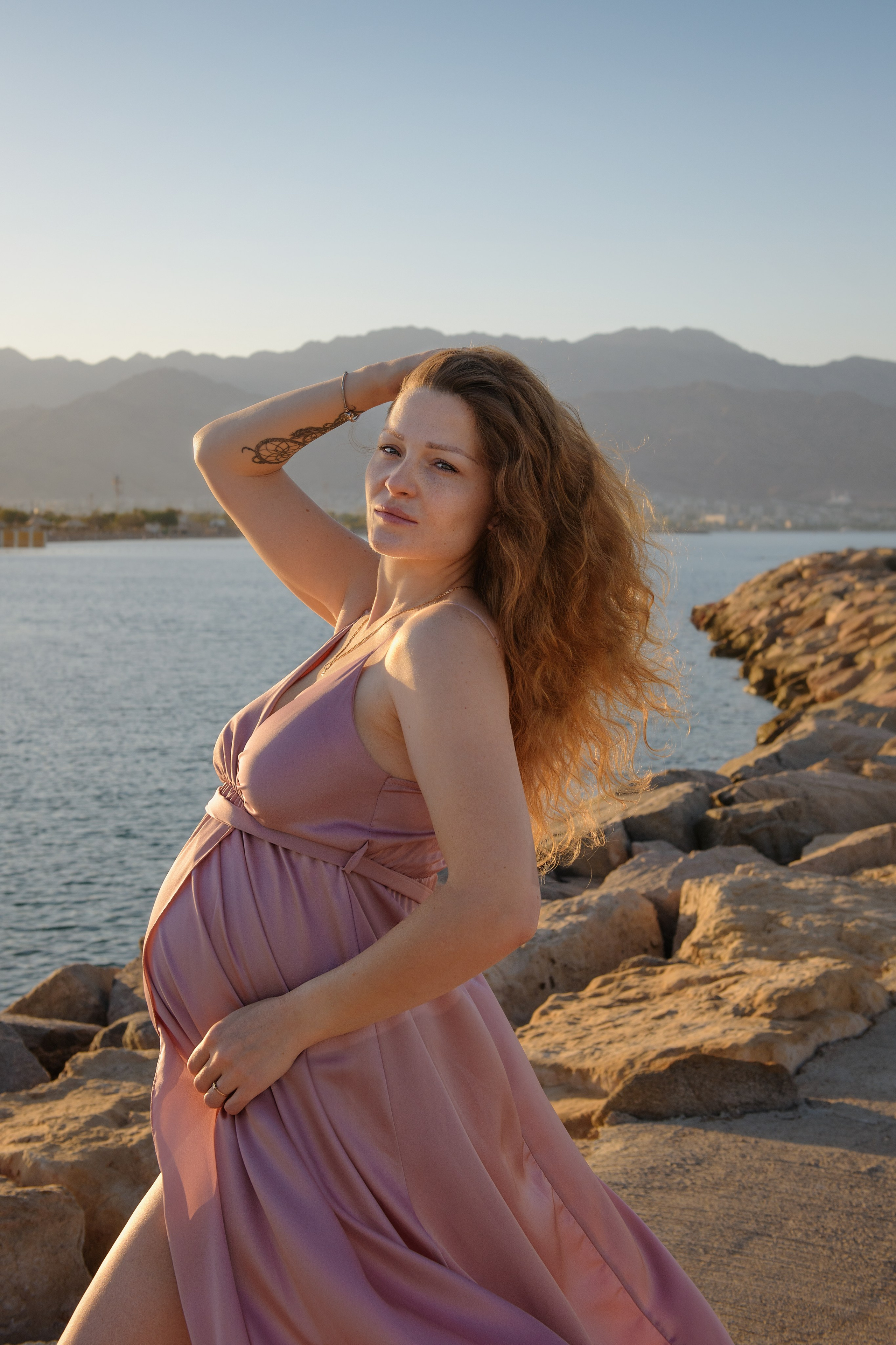 Julia & Dmitriy pregnancy photoshoot on the Red seacoast. צלמת משפחה ילדים הריון וסיפורי אהבה באילת ישראל אולגה אמצ'יסלבסקי