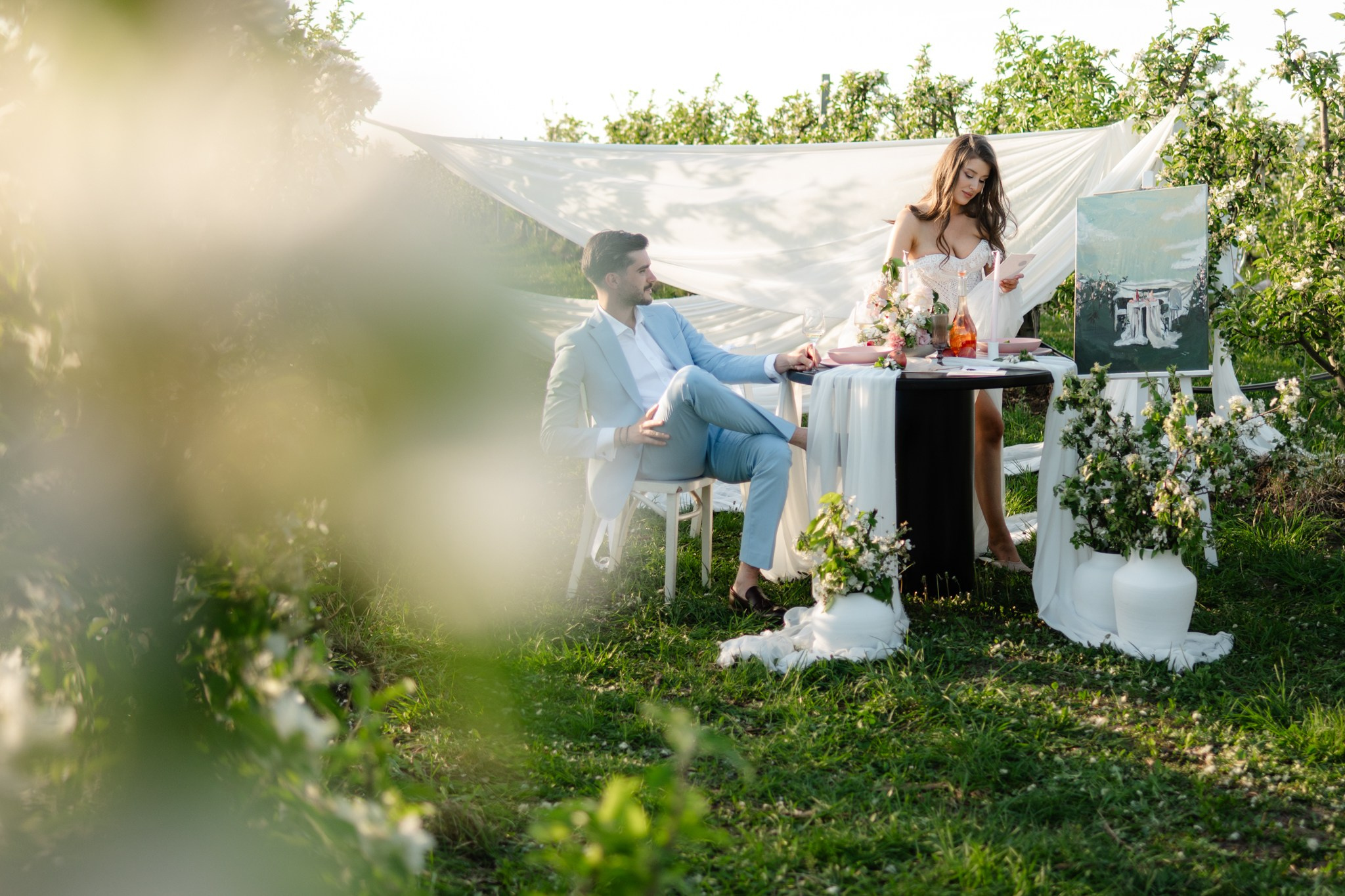 Ședință foto in livada înflorită , cuplu , îndrăgostiți, ședință foto save the date. Alexandra Hanu Photographer